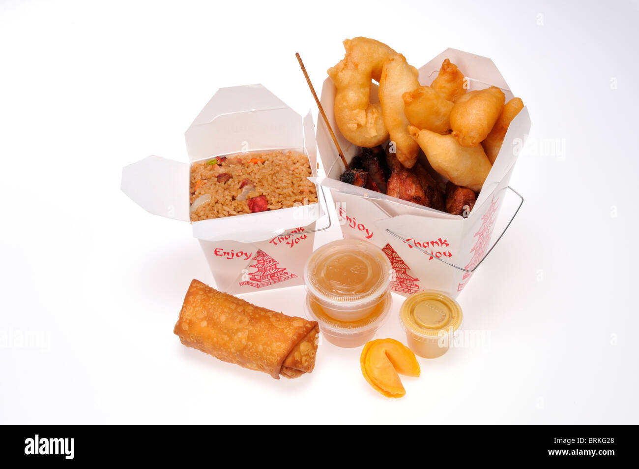 Comida china para llevar cajas de comida de carne de cerdo con arroz frito, pollo dedos y alas, eggroll & Beef teriyaki con salsa de soja y de inmersión. Foto de stock