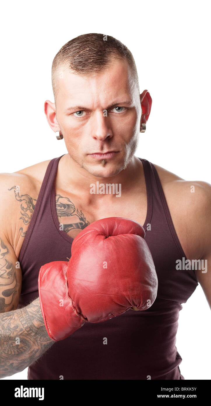 Un hombre con un tatuaje en rojo Guantes boxeo - Boxeo sobre fondo negro:  El concepto de un estilo de vida saludable - La idea para el fi Fotografía  de stock - Alamy