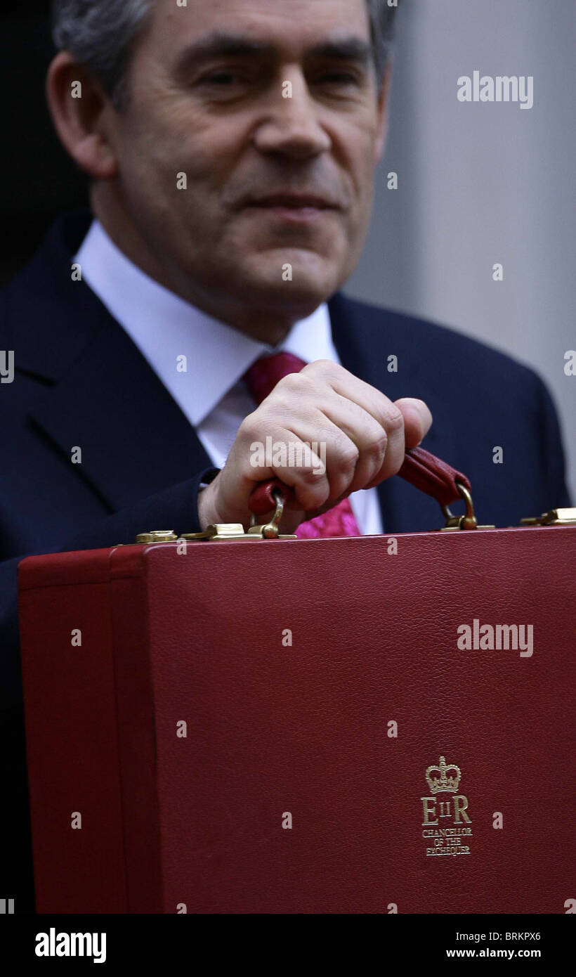 Gordan hojas marrones11 Downing Street con su cuadro de Presupuesto 21 de marzo de 2007. Fotografía por James Boardman. Foto de stock