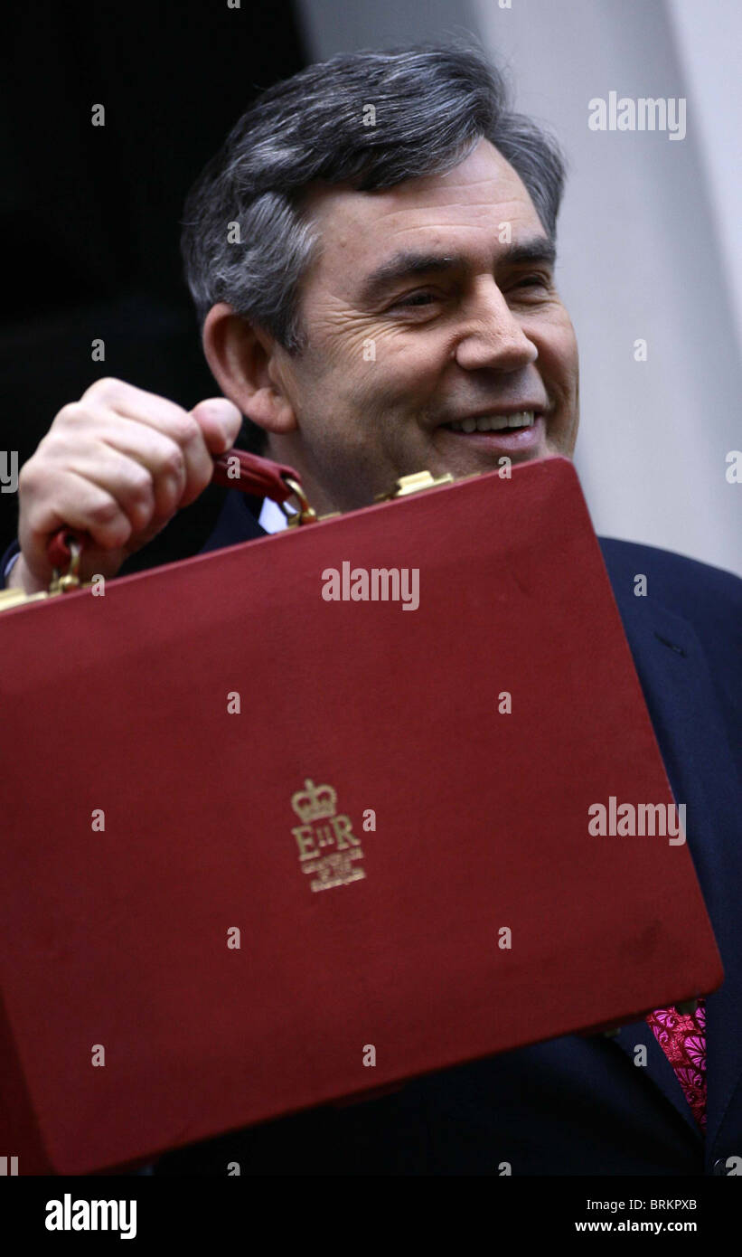 Gordan hojas marrones11 Downing Street con su cuadro de Presupuesto 21 de marzo de 2007. Fotografía por James Boardman. Foto de stock
