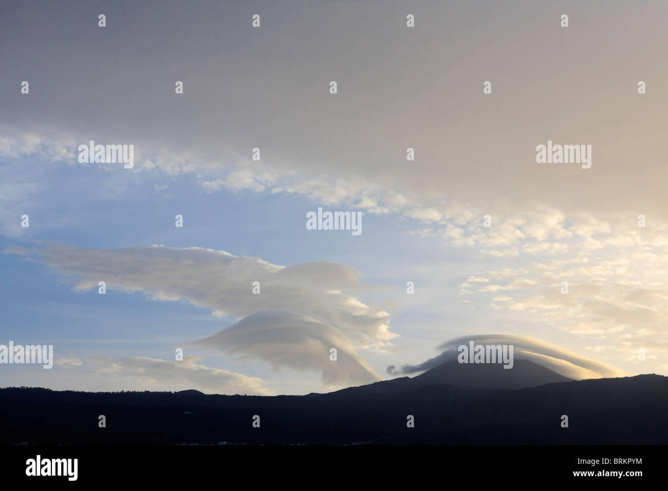 Temprano en la mañana las formaciones de nubes, sobre el monte Teide en Tenerife Islas Canarias España Europa Foto de stock