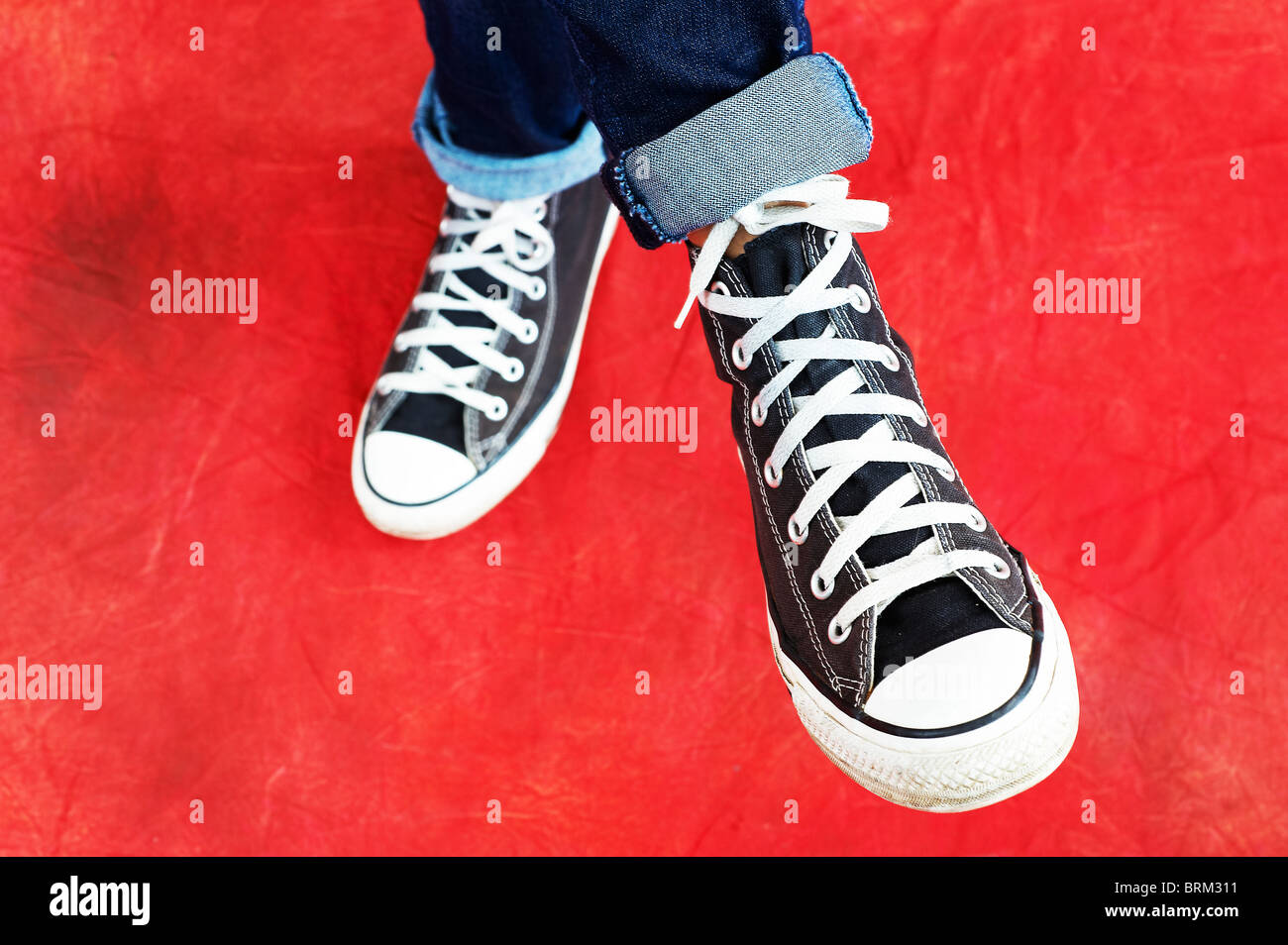 Zapatos Converse negro Fotografía de stock - Alamy
