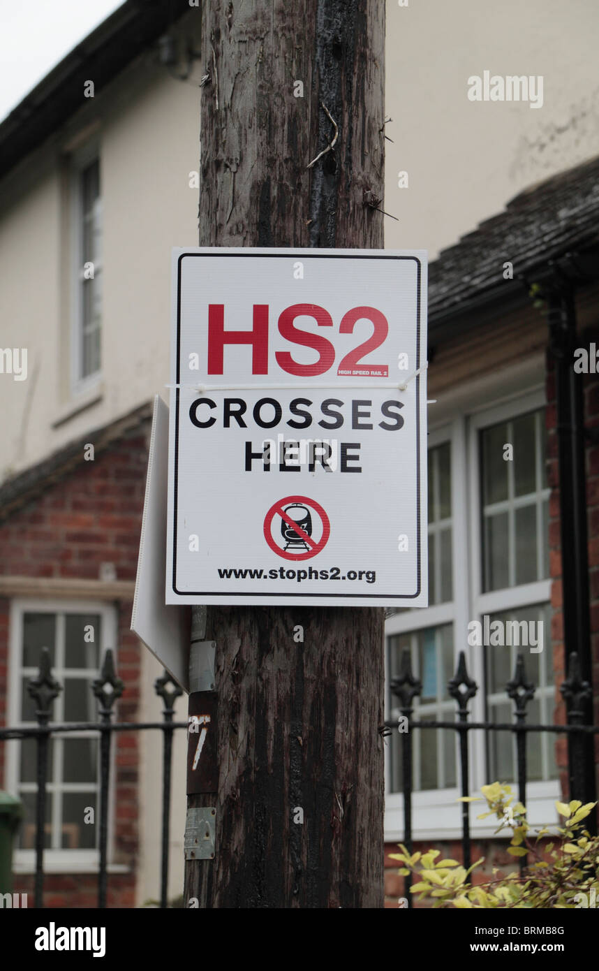Anti Alta velocidad 2 (HS2) cartel en un tramo de carretera (que pueden desaparecer) en Wendover, Aylesbury, Buckinghamshire, Inglaterra. Foto de stock