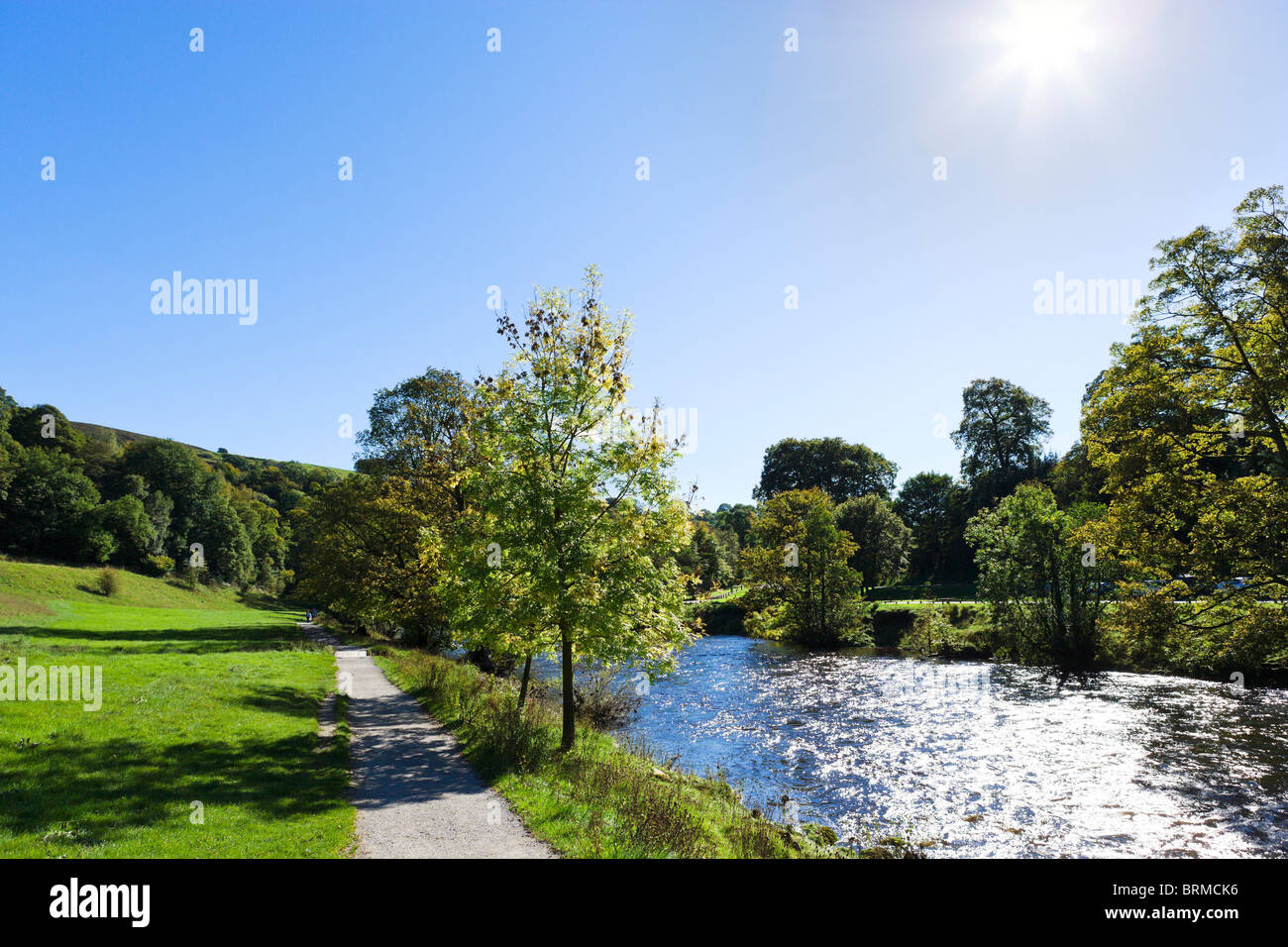 Dales forma camino junto al río Wharfe cerca del pabellón Cavendish, Bolton Abbey, Wharfedale, Yorkshire Dales, Inglaterra Foto de stock