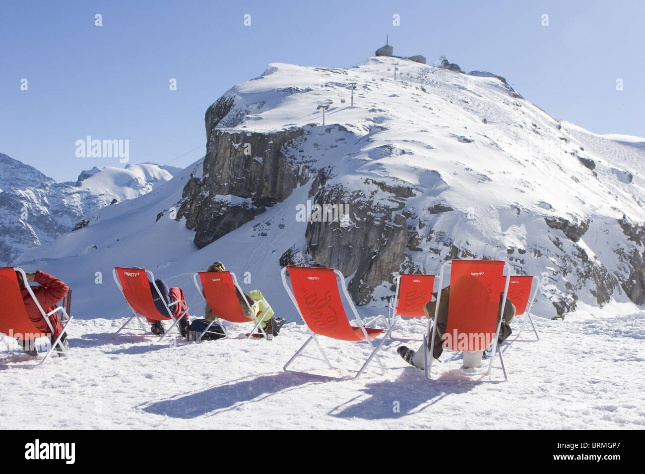 Estación de esquí de los Alpes suizos Jungfrauregion: sillas para tomar el  sol en la zona de deportes de invierno Fotografía de stock - Alamy