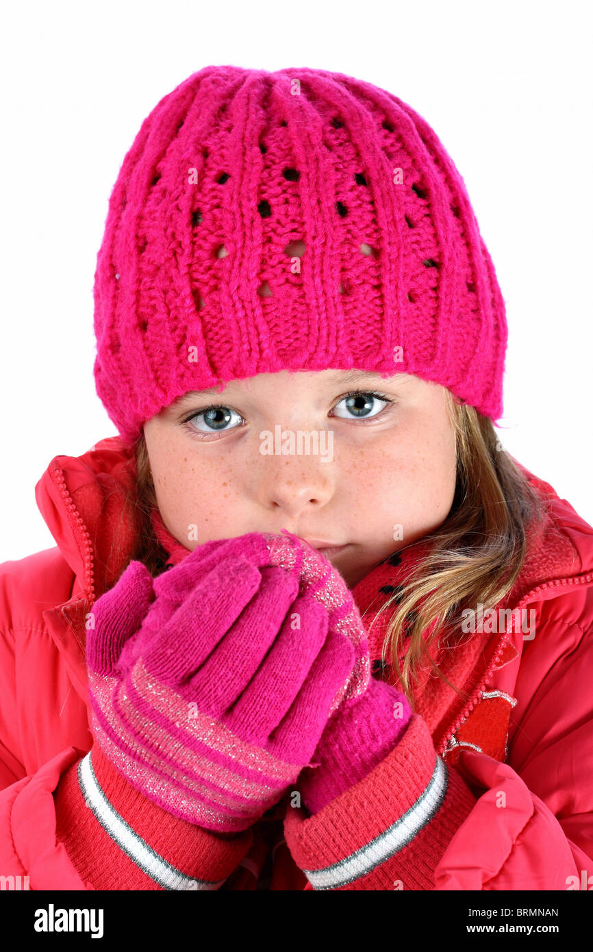 Chica en suéter rosa respirar sensación de frío en sus manos aislado en  blanco Fotografía de stock - Alamy