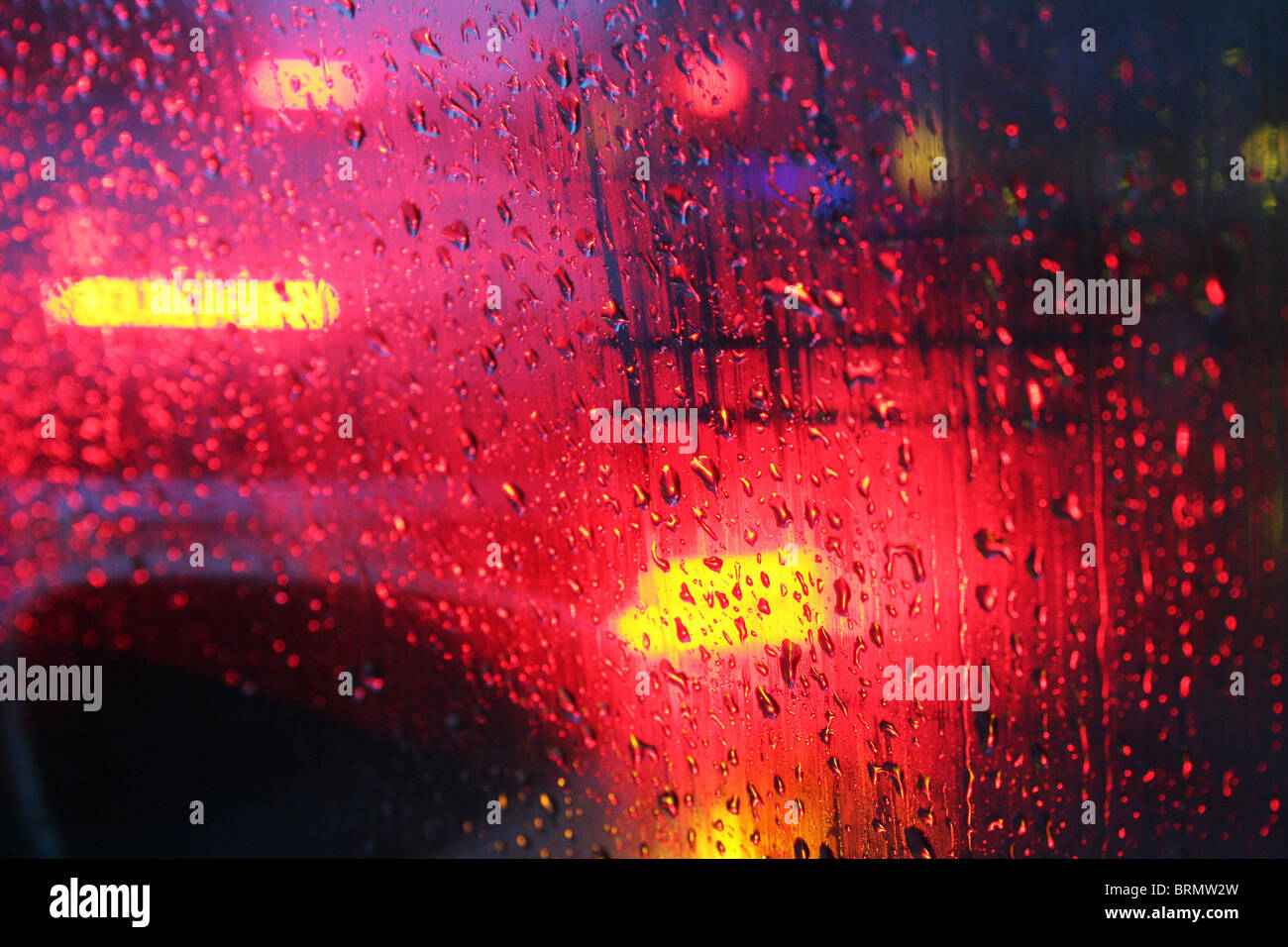 Las gotas de lluvia en un coche escudo del viento durante la tormenta Xynthia impiden una visión clara de la carretera. Renania del Norte-Westfalia, Alemania. Foto de stock