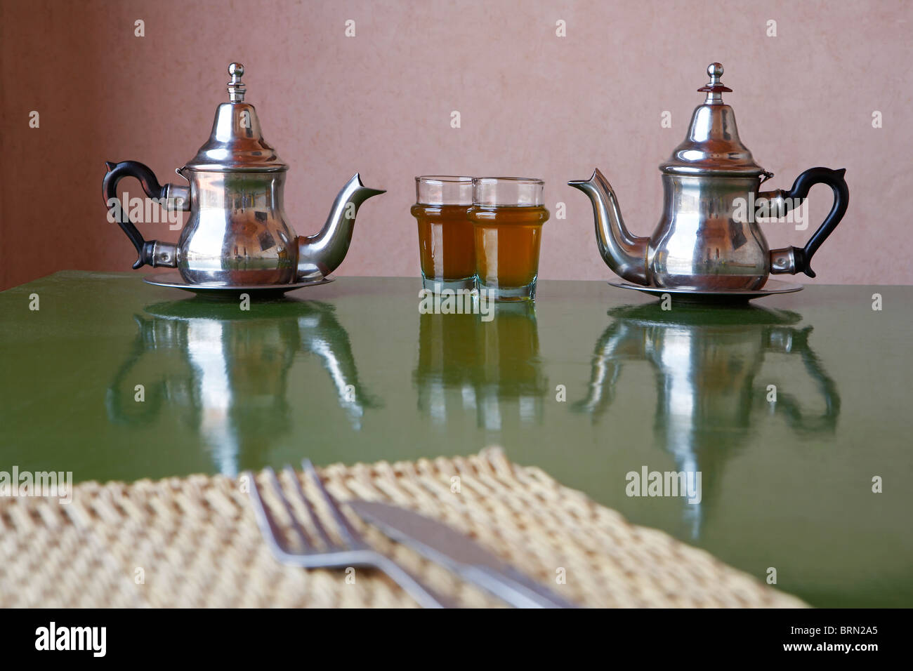 Té Marroquí con tetera y vasos tradicionales Fotografía de stock - Alamy