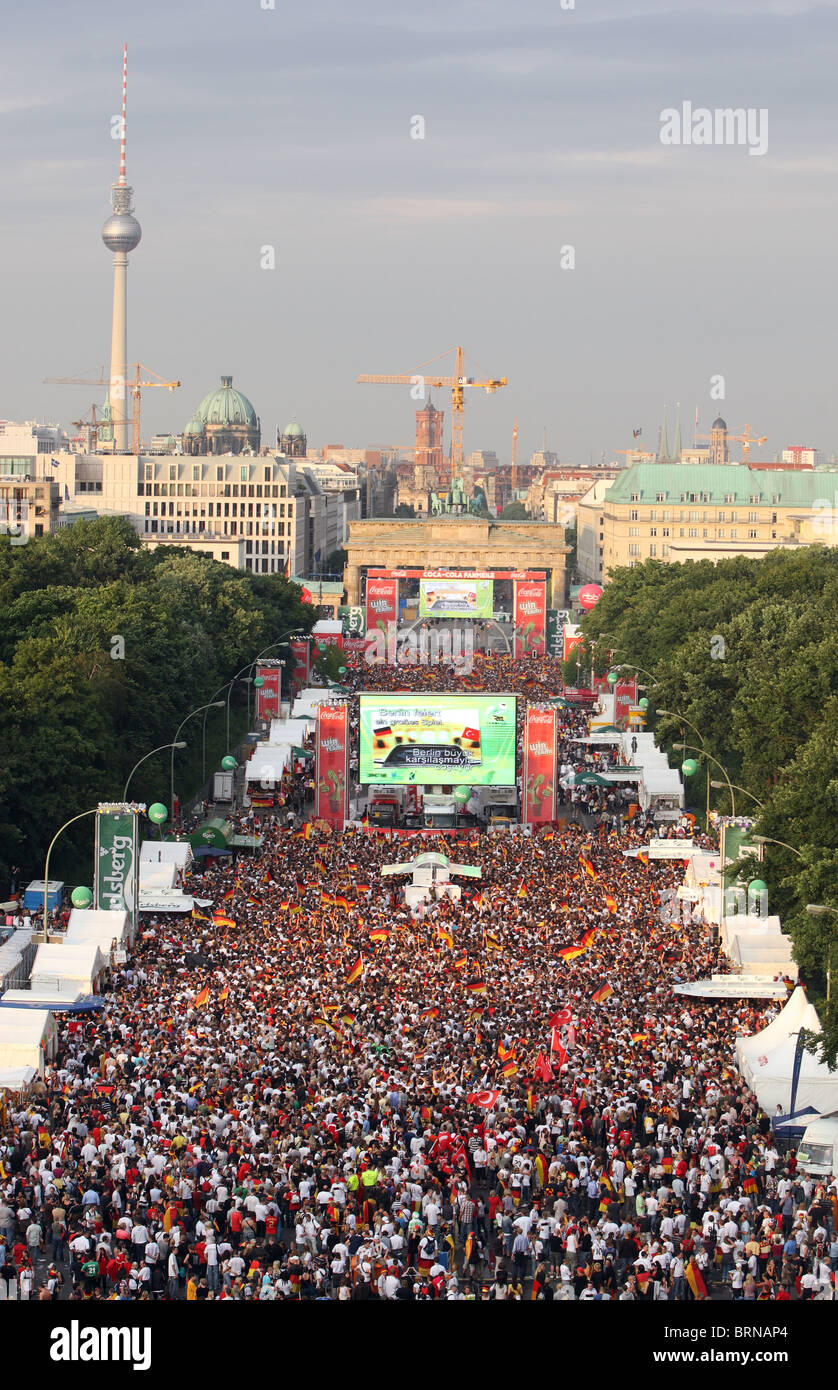 Los aficionados al fútbol en la semifinal entre Alemania y Turquía, Berlín, Alemania Foto de stock