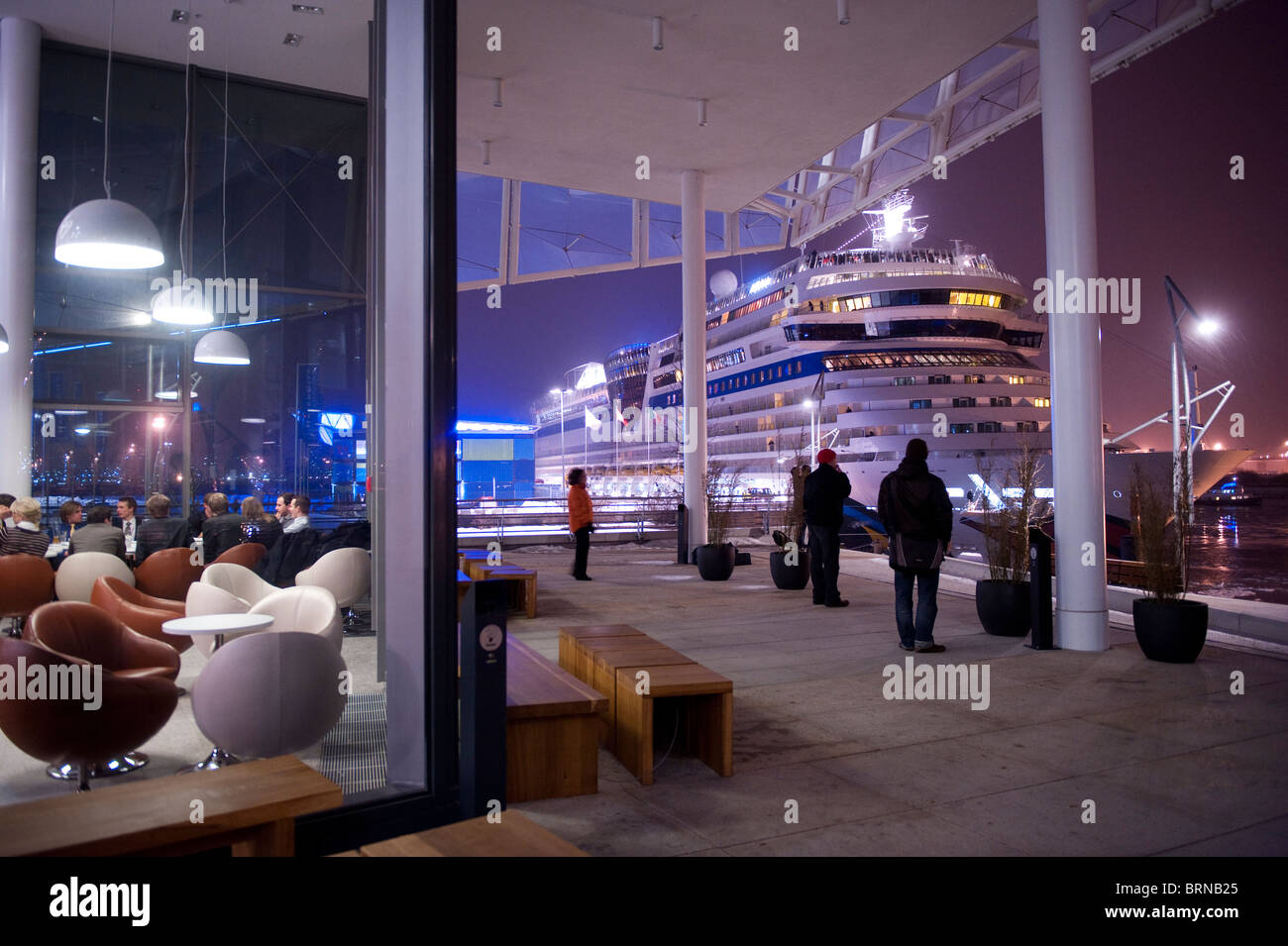 Europa Alemania Hamburgo, Hafencity Harbor City , nuevo , terminal de crucero con el buque de pasajeros Aida blu durante la noche Foto de stock
