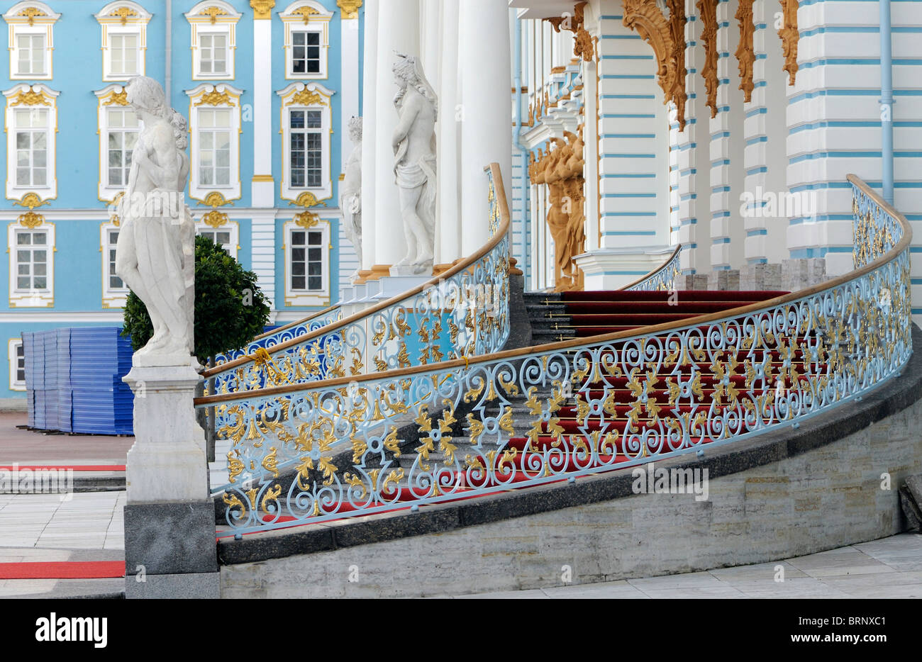 Las escaleras externas en el Museo del Palacio de Catalina, Tzarskoje Selo Palacio de Pushkin. San Petersburgo, Rusia Foto de stock
