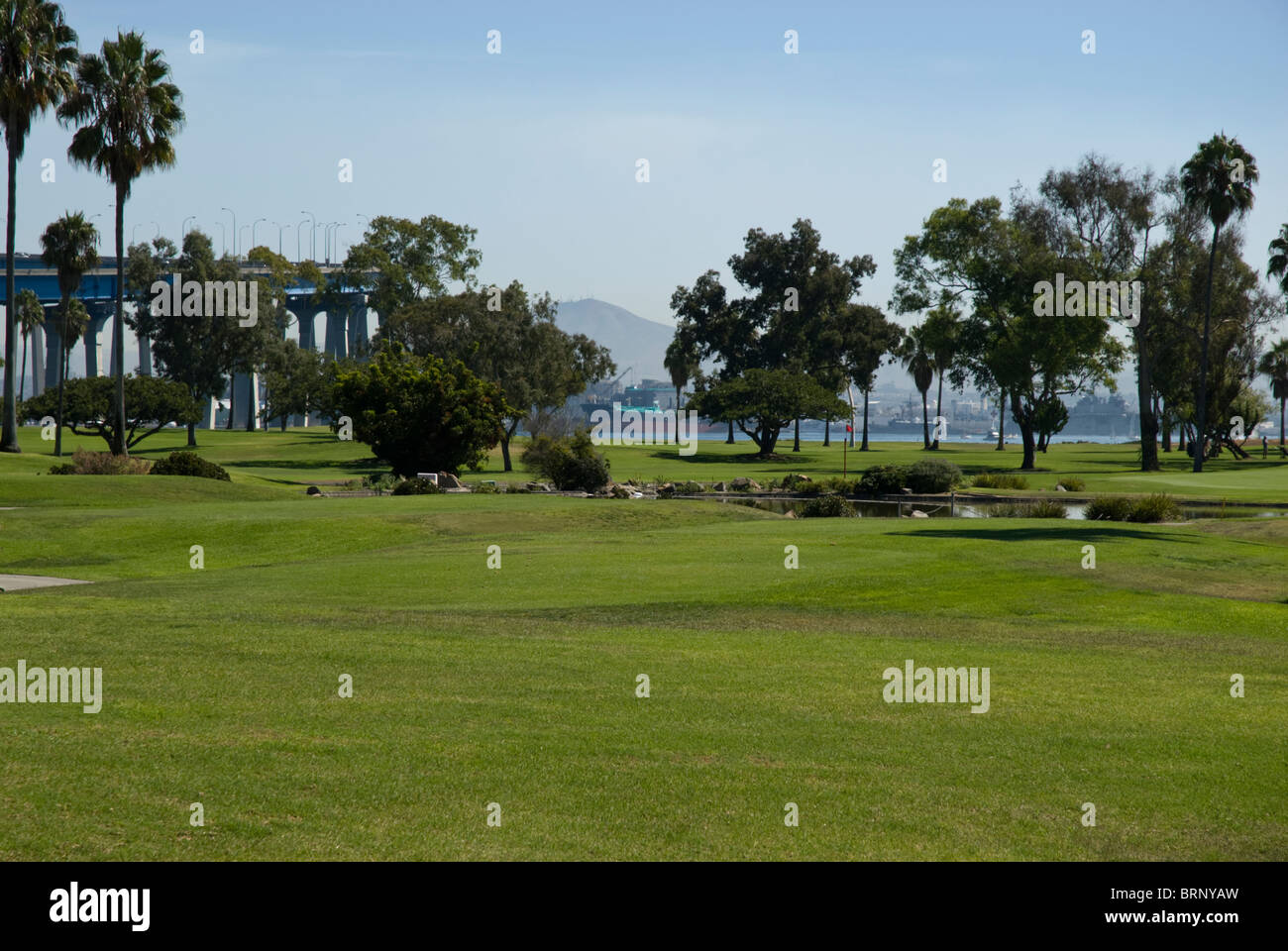 El Coronado Golf municipal se asienta justo en la Bahía de San Diego con vistas del Puente Coronado, el Hotel Del Coronado horizonte SD Foto de stock