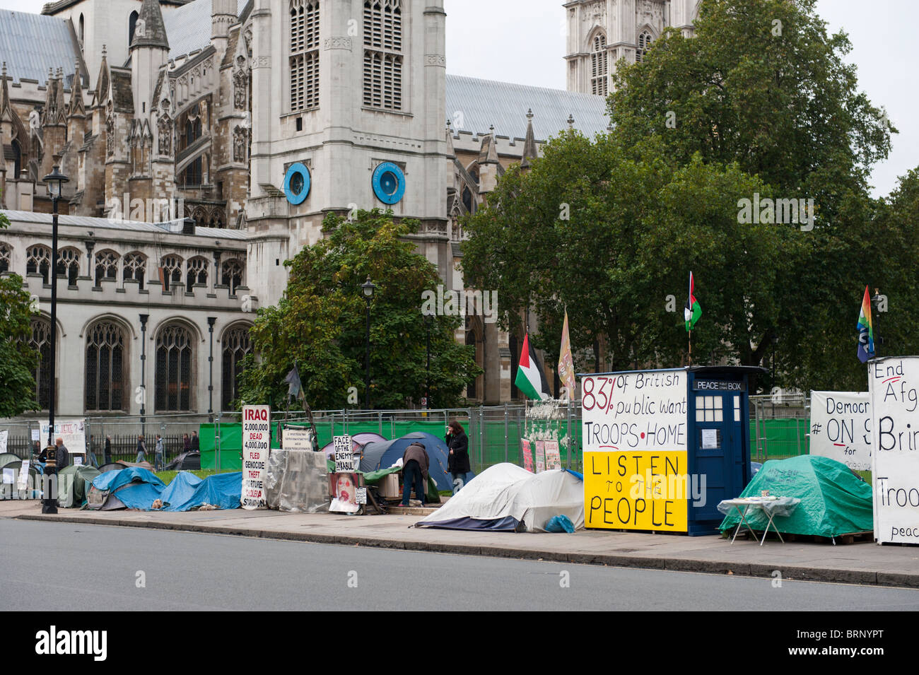 La paz manifestantes de la "huelga" de paz campaña, camping en Parliament Square, Londres Foto de stock