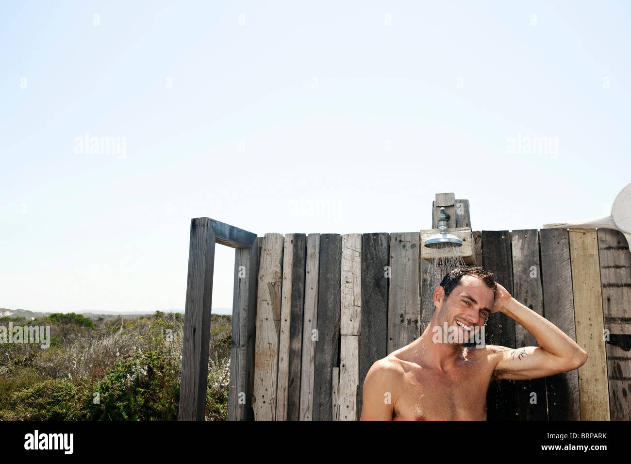 El hombre en la ducha en el campo Fotografía de stock - Alamy