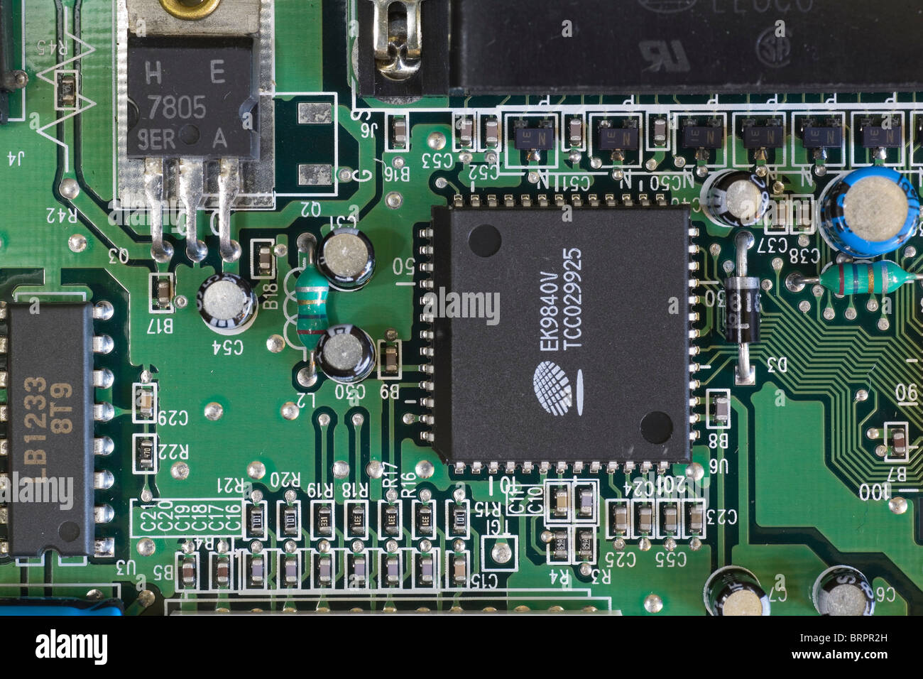Componentes electrónicos y circuitos integrados micro chip de silicio sobre una placa de circuitos de la motherboard. Foto de stock