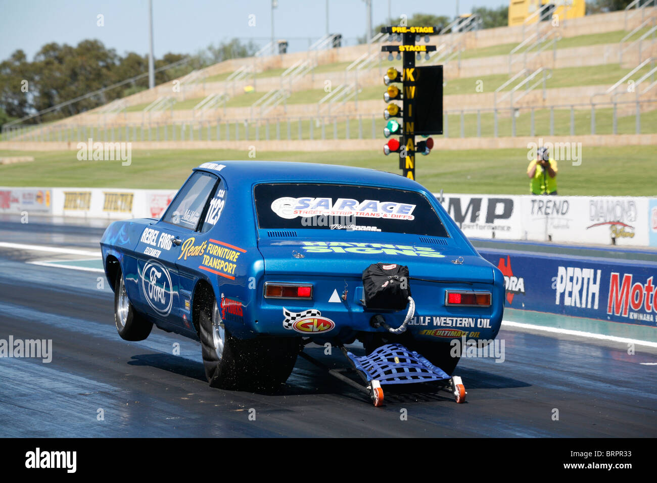 Drag racing Ford Capri lanza tan duro fuera de la línea de inicio que levanta sus ruedas delanteras Foto de stock