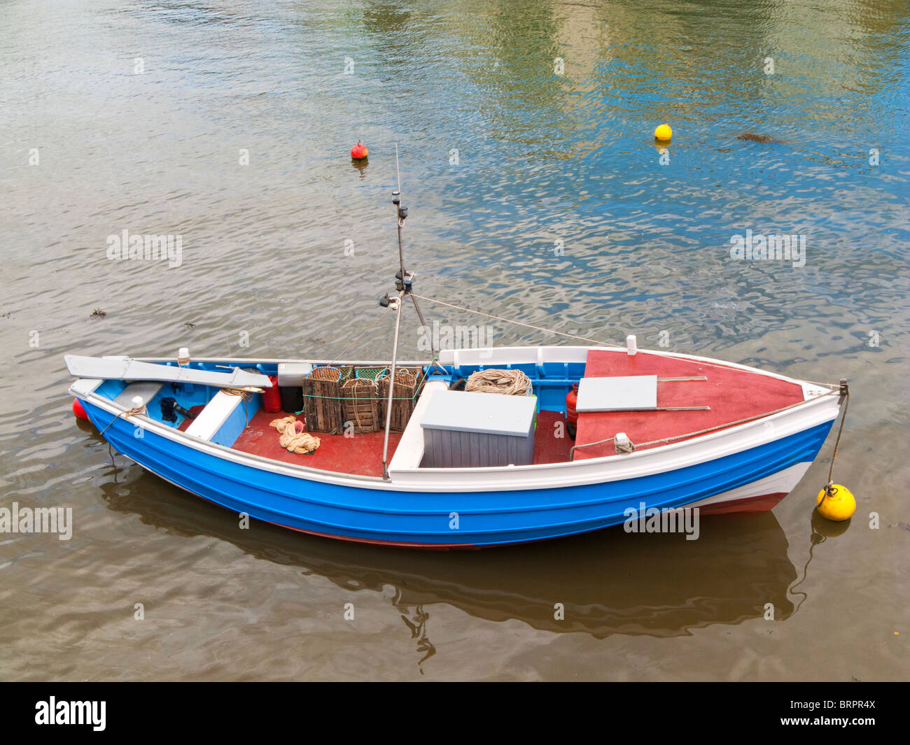 Pequeño barco pesquero con langosta potes Inglaterra Foto de stock