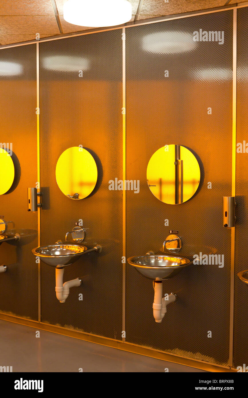 Urinarios y sumideros, McCormick Tribune Campus Center, Instituto de Tecnología de Illinois, Chicago, EE.UU. Foto de stock