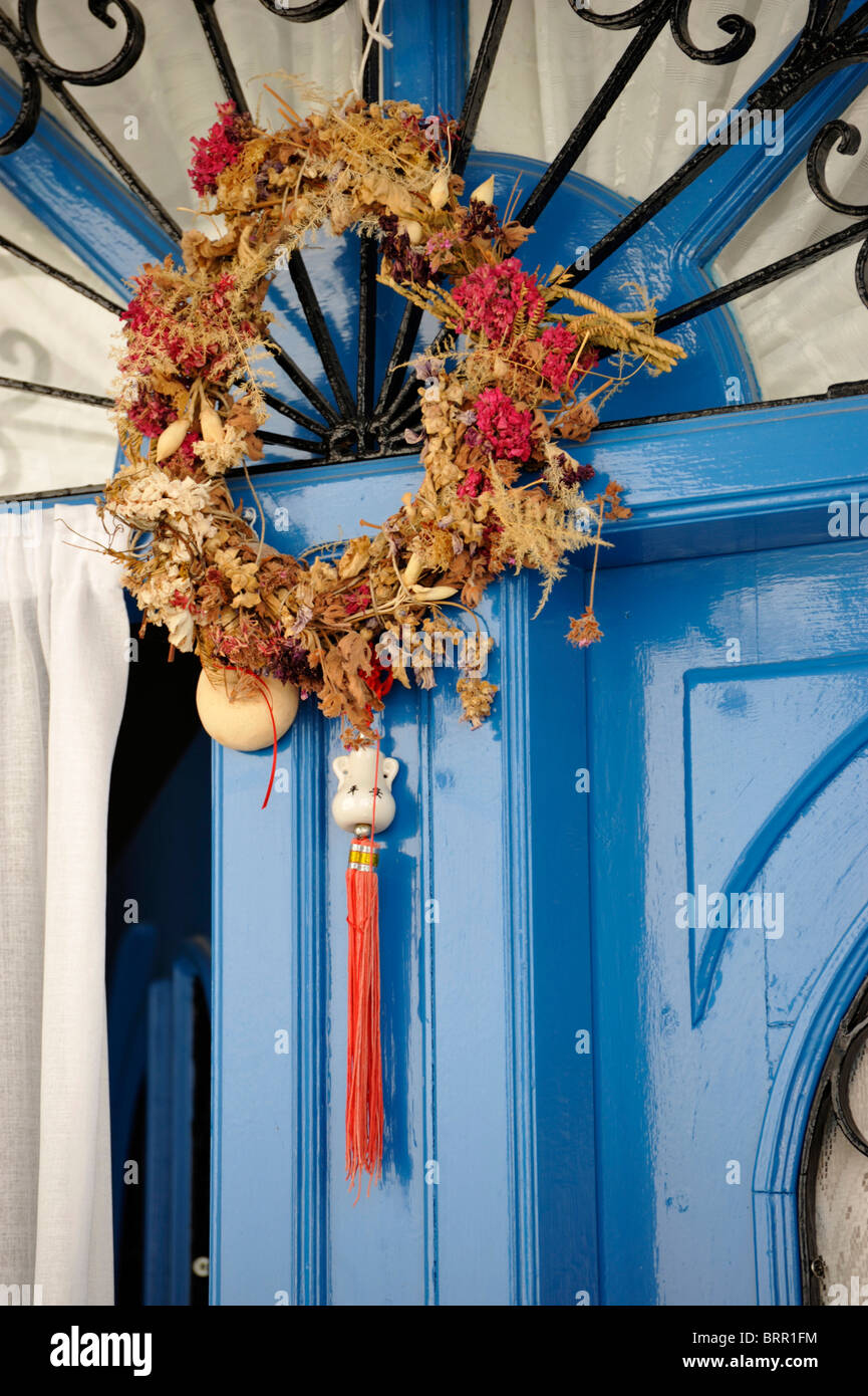 Ofrenda floral en la puerta de una casa en la isla griega de Santorini Foto de stock