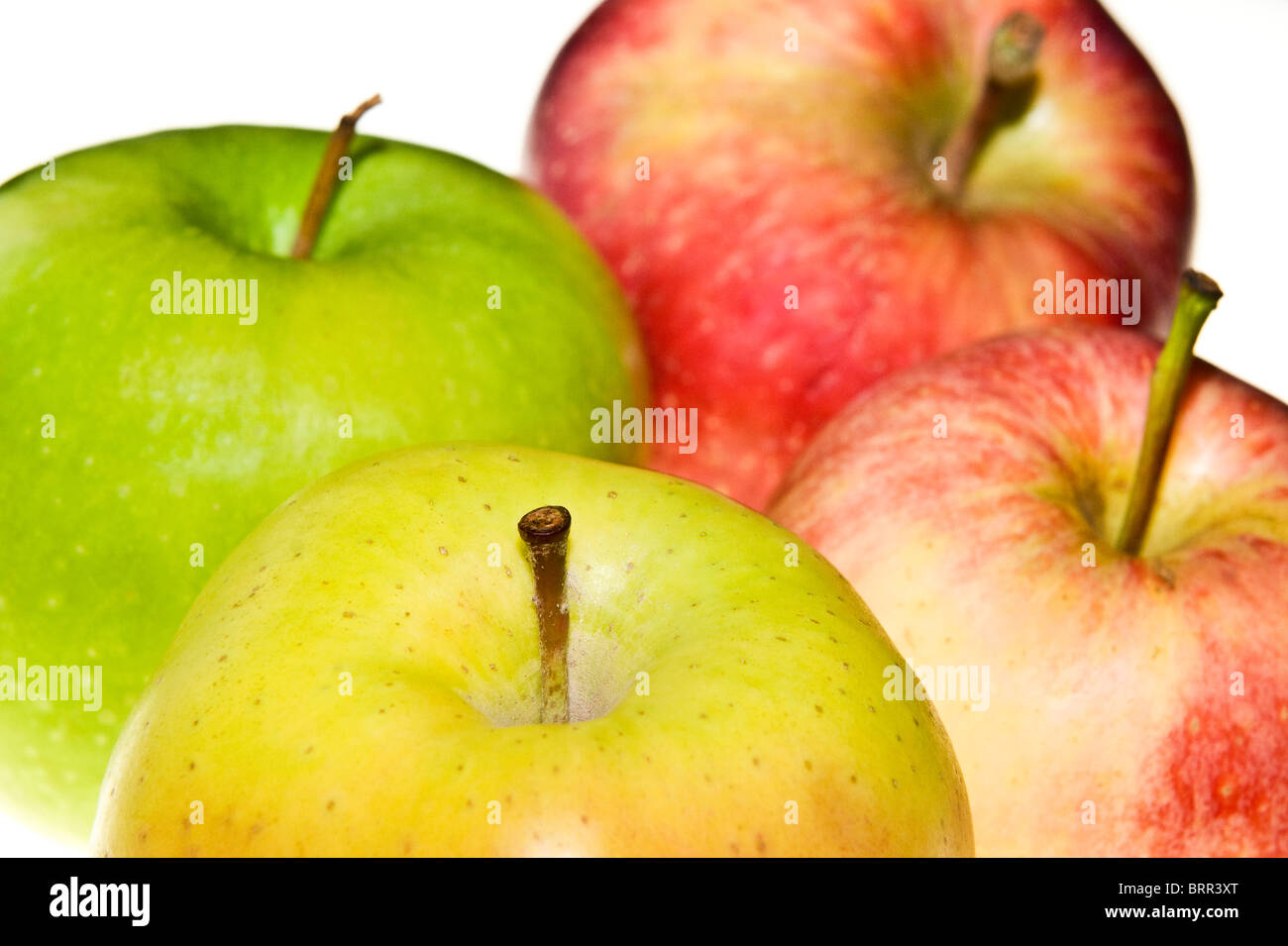 Foto de estudio de cuatro variedades de manzanas Foto de stock