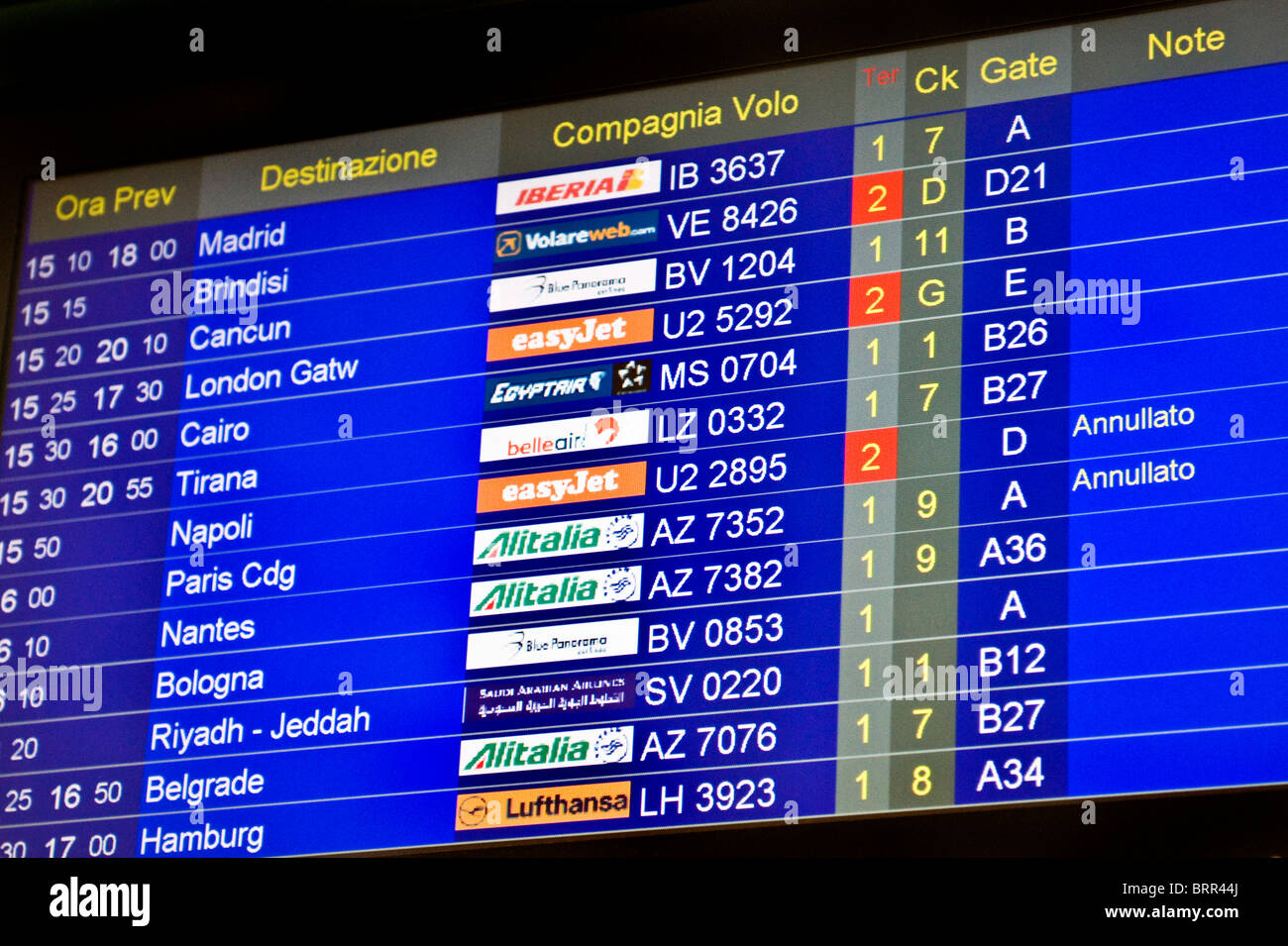 Información del aeropuerto junta mostrando las llegadas y salidas de vuelos Foto de stock