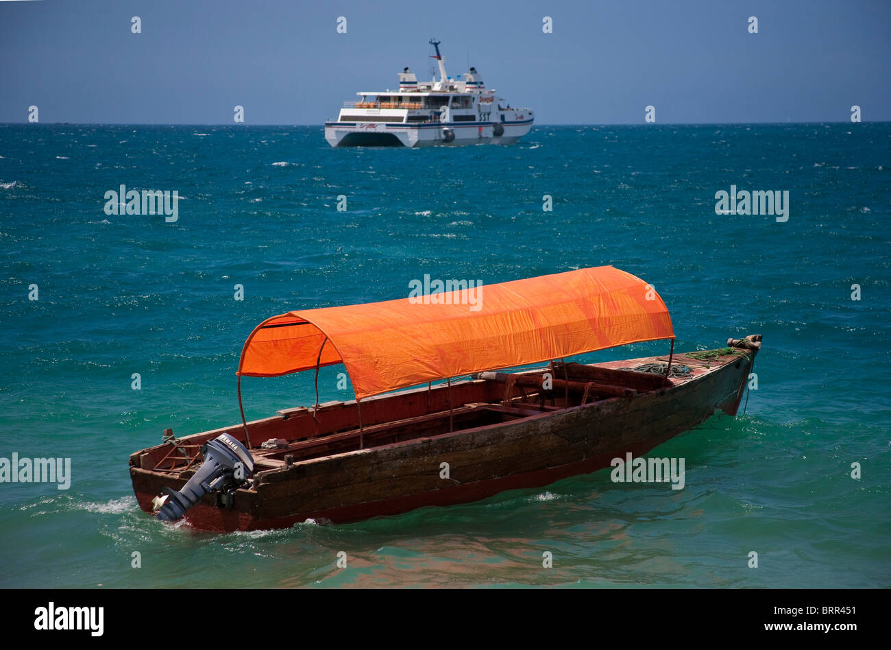 Cubierta de estilo rústico y un barco crucero de lujo a la distancia Foto de stock