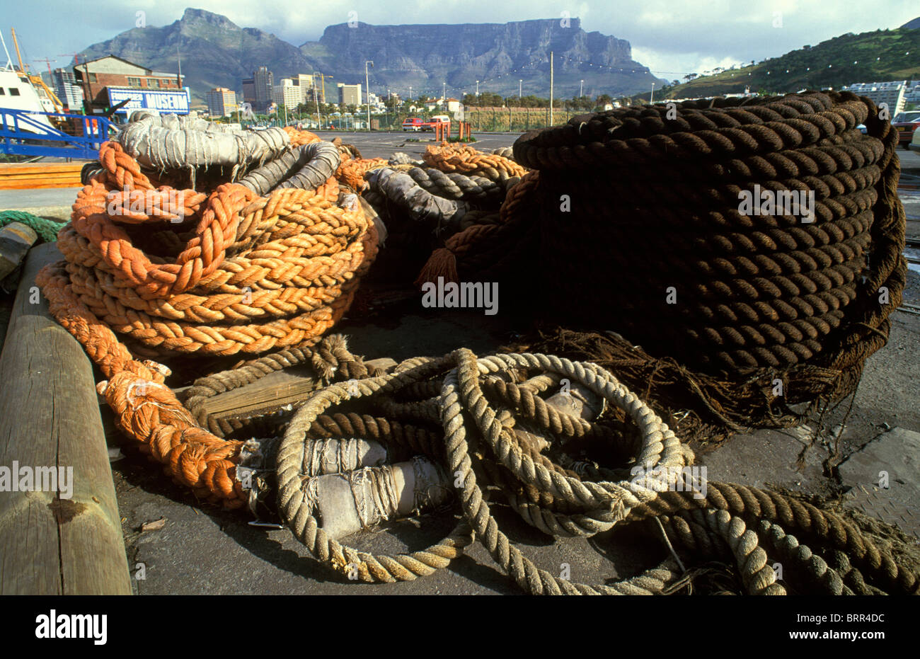 Bobinas de cuerda en el muelle en el puerto de Cape Town, con la montaña de la Mesa en el fondo Foto de stock