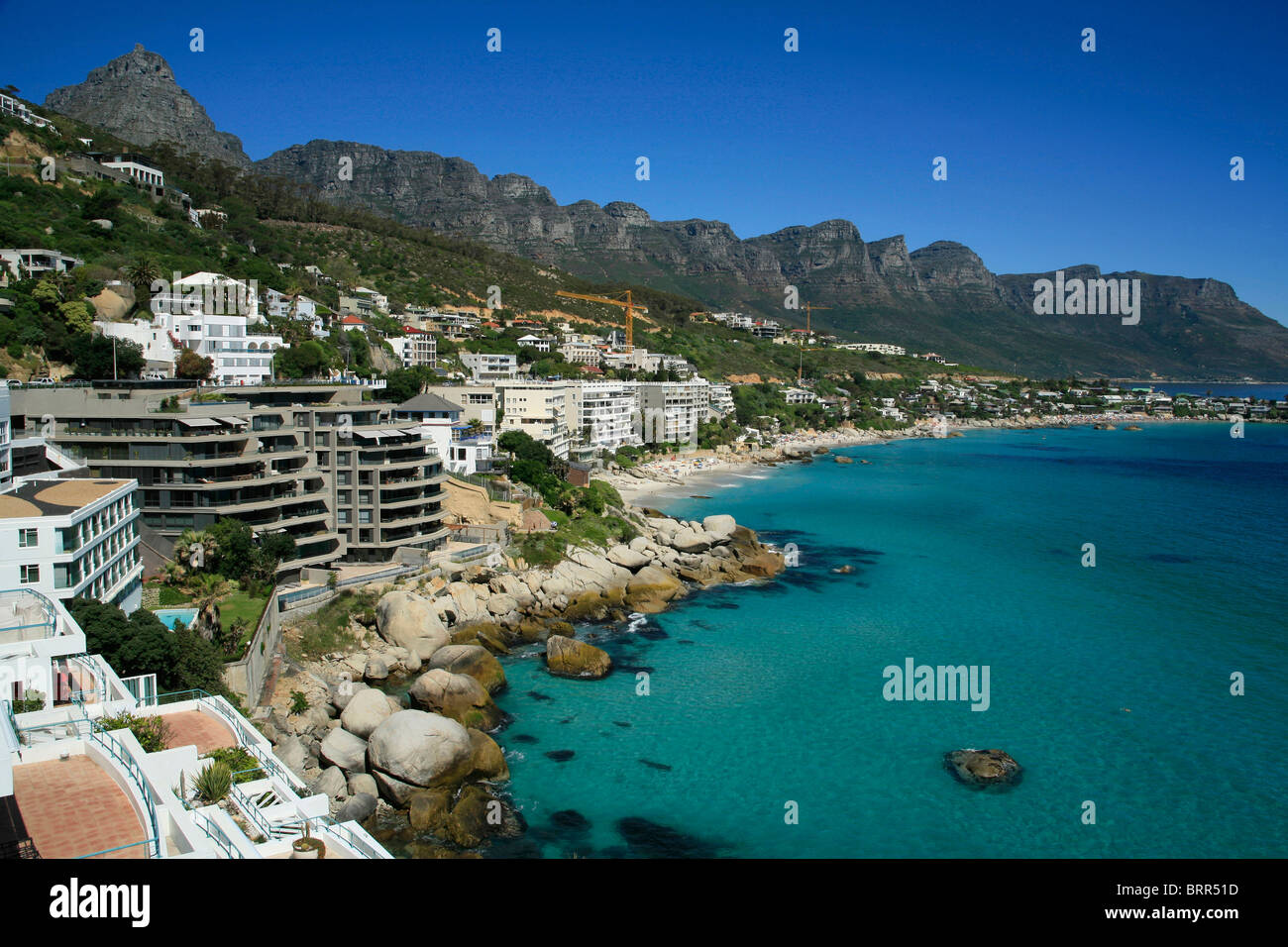 Playas de Clifton con apartamentos de lujo, Table Mountain y doce apóstoles Foto de stock