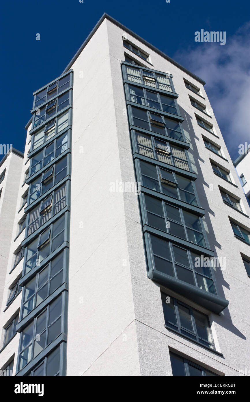 La arquitectura abstracta de la alta torre contra un intenso azul cielo con líneas verticales convergentes para resaltar o enfatizar la altura. Foto de stock