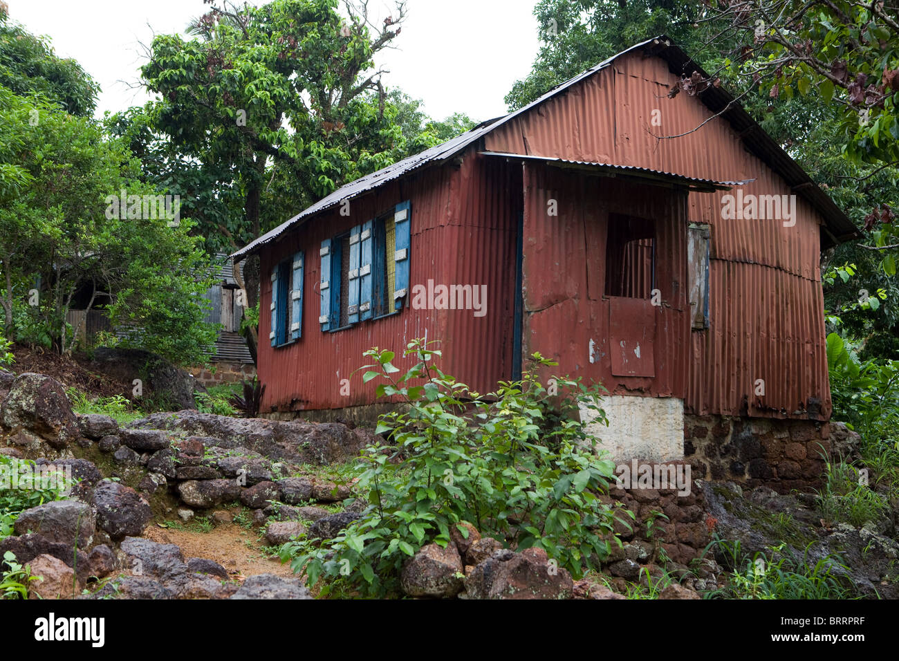 Casa rural en las colinas de metal Sierra Leona África Occidental Foto de stock