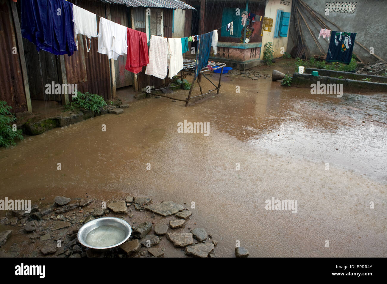 Lavado colgando en temporada de lluvias en Sierra Leona, África occidental Foto de stock