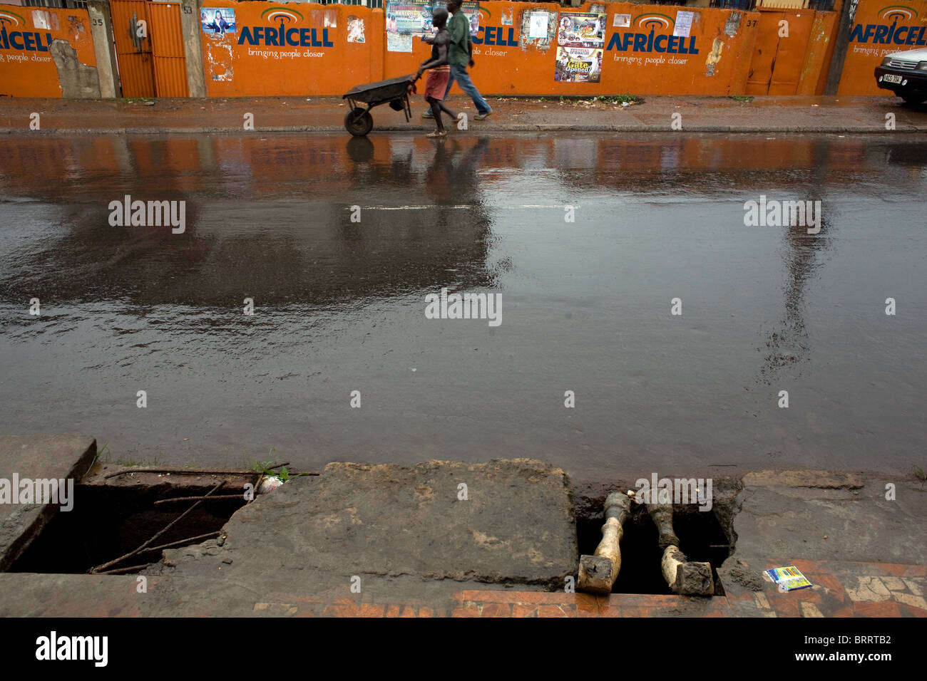 Las vías y drenajes rotos mojado por lluvias en Freetown, Sierra Leona, África occidental Foto de stock