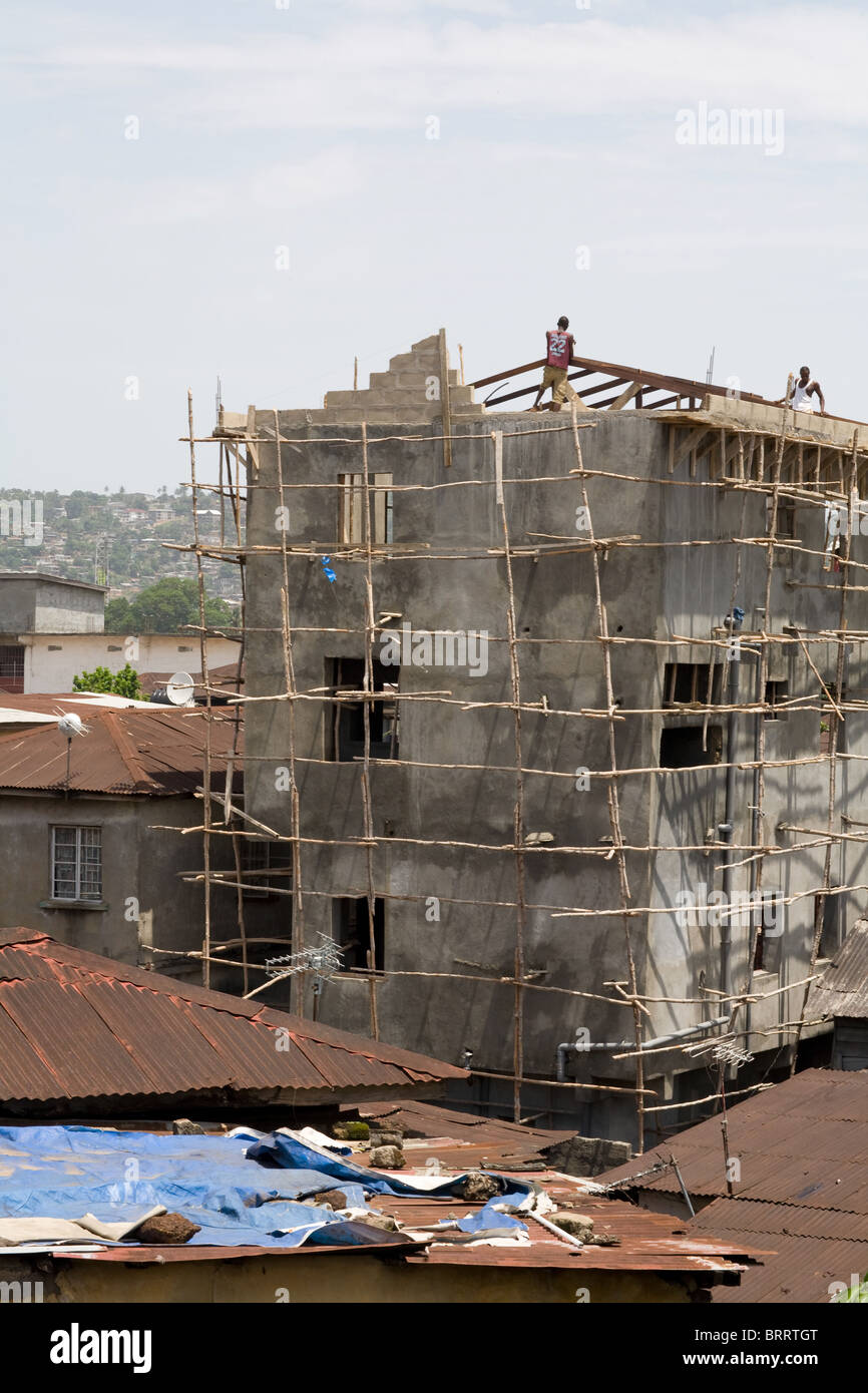 Casa construida en Freetown, Sierra Leona, África occidental Foto de stock