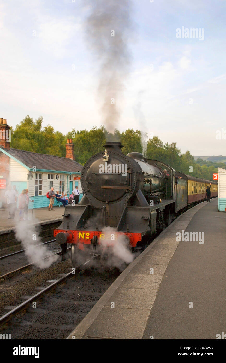 Tren de vapor saliendo de la estación Grosmont North Yorkshire Inglaterra Foto de stock
