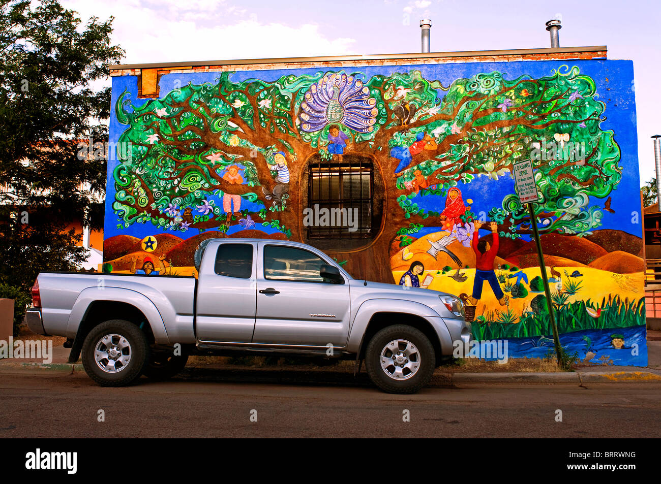 Mural Colorido Pintado Ao Lado Da Padaria De Maroches No Distrito