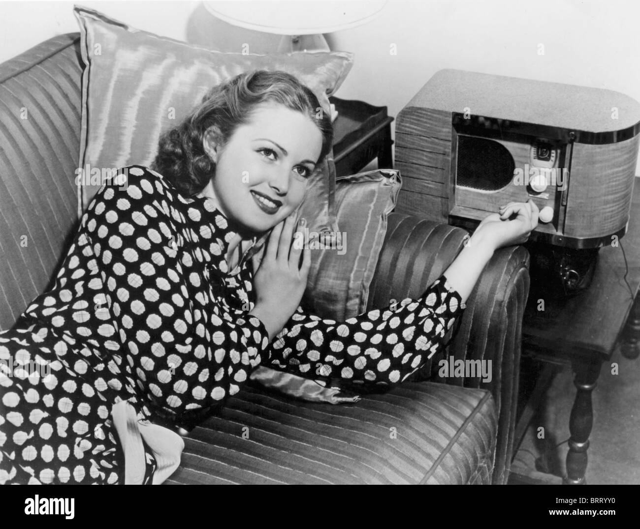 Mujer escuchando la radio, fotografía histórica, alrededor de 1930 Foto de stock