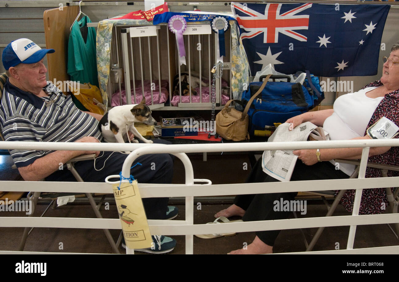 Pareja de mediana edad relajarse con su perro premiados en el Royal Show en Perth, Australia Occidental Foto de stock