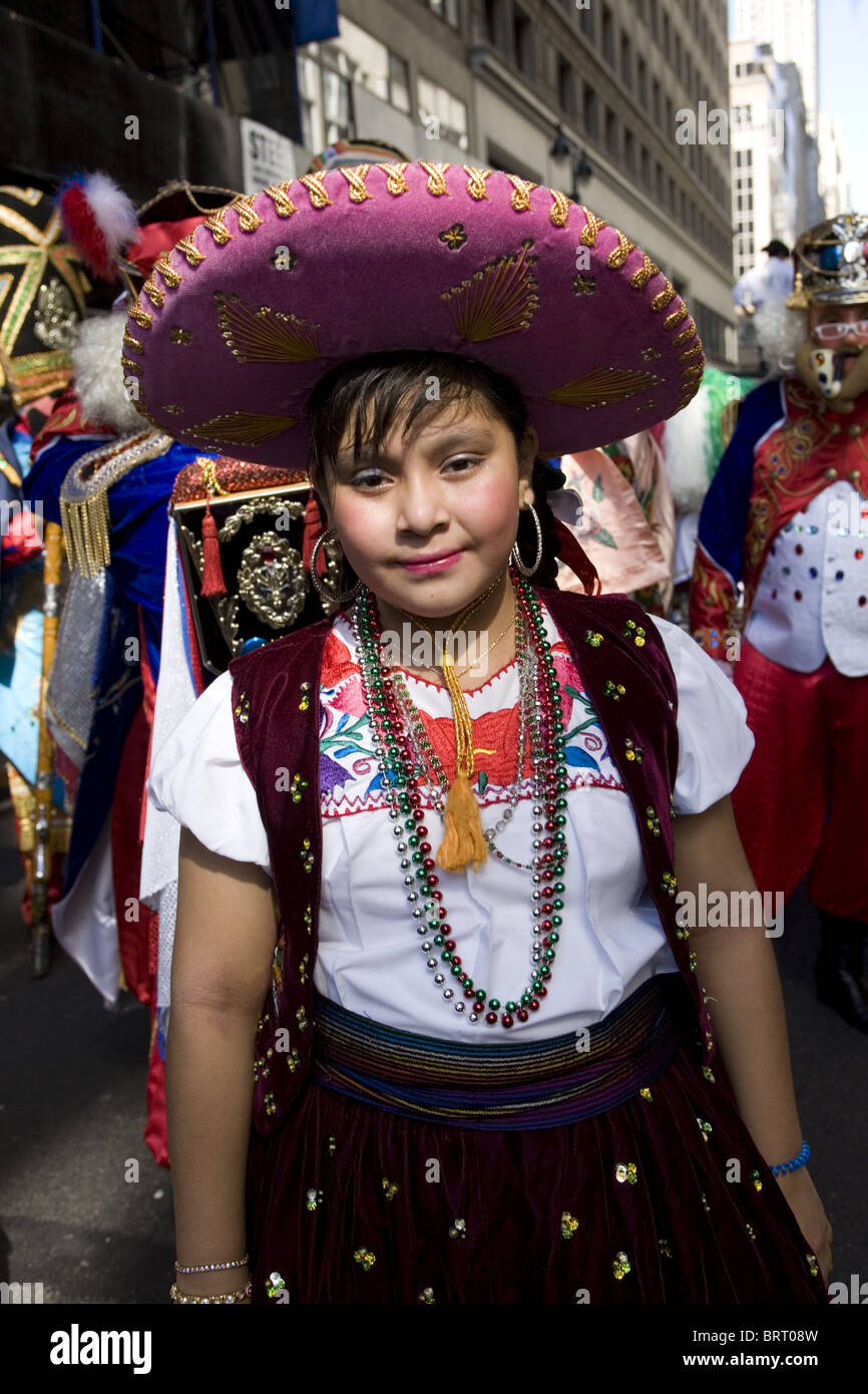 Vestido mexicano niña fotografías e imágenes de alta resolución - Alamy