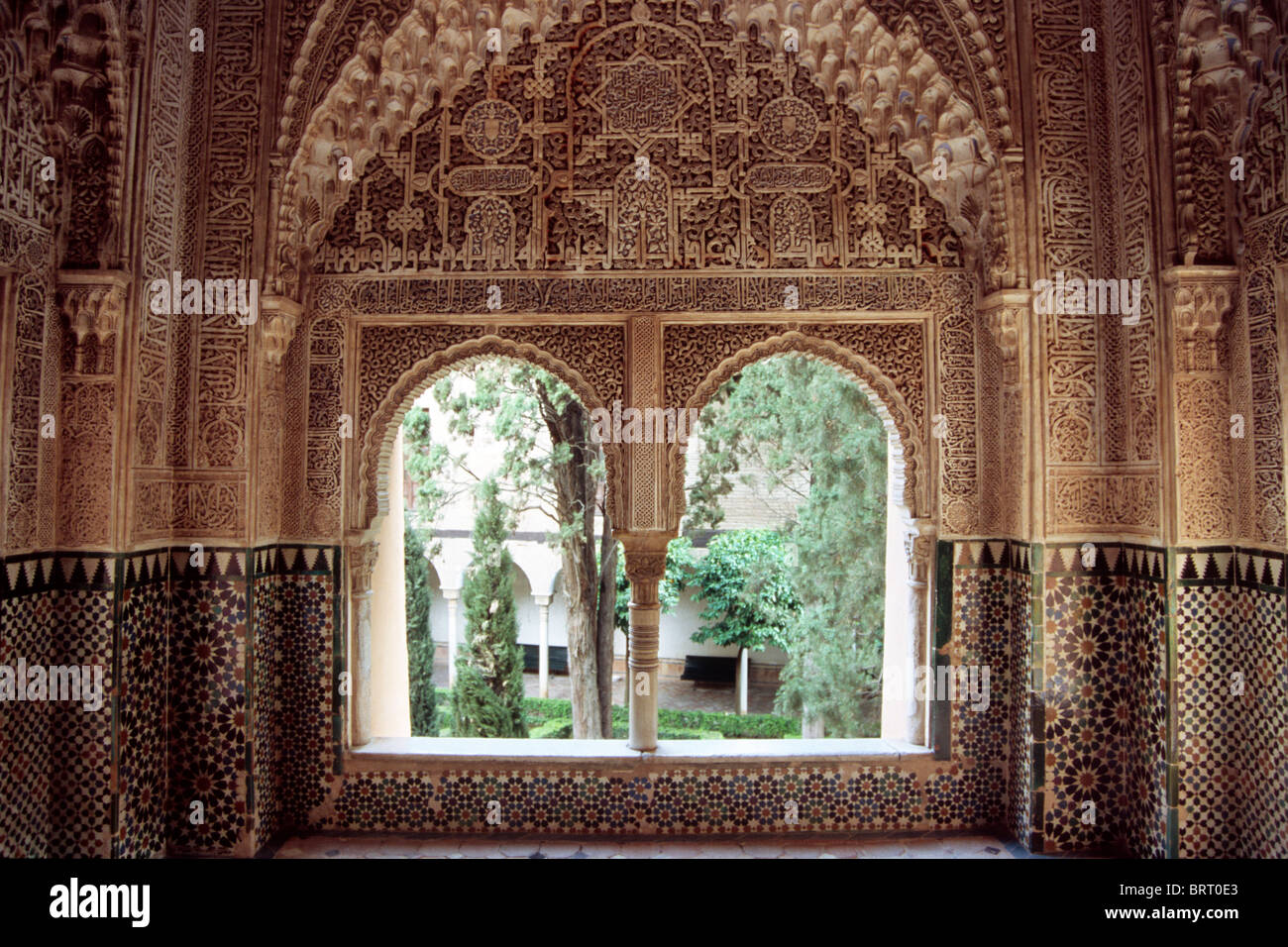 Ventanas ornamentales en la Alhambra, Granada, Andalucía, España, Europa Foto de stock