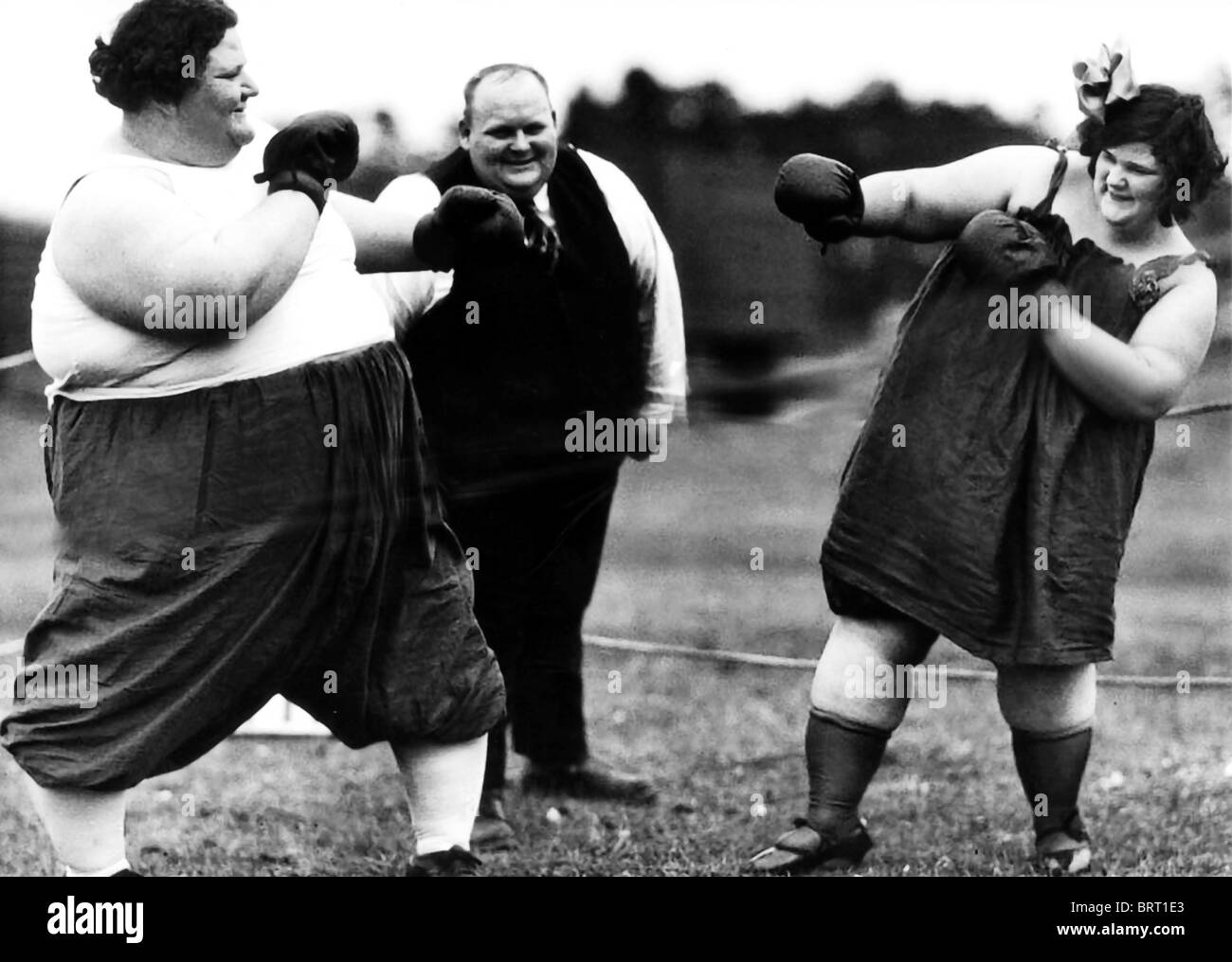 Mujeres gordas boxeo, fotografía histórica, alrededor de 1910 Foto de stock