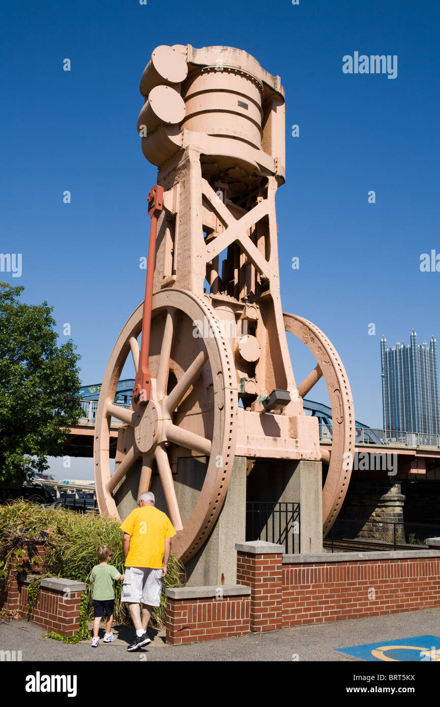 Un motor de soplado, los pulmones de un alto horno, en el Riverwalk de artefactos industriales, Pittsburgh, Pennsylvania Foto de stock