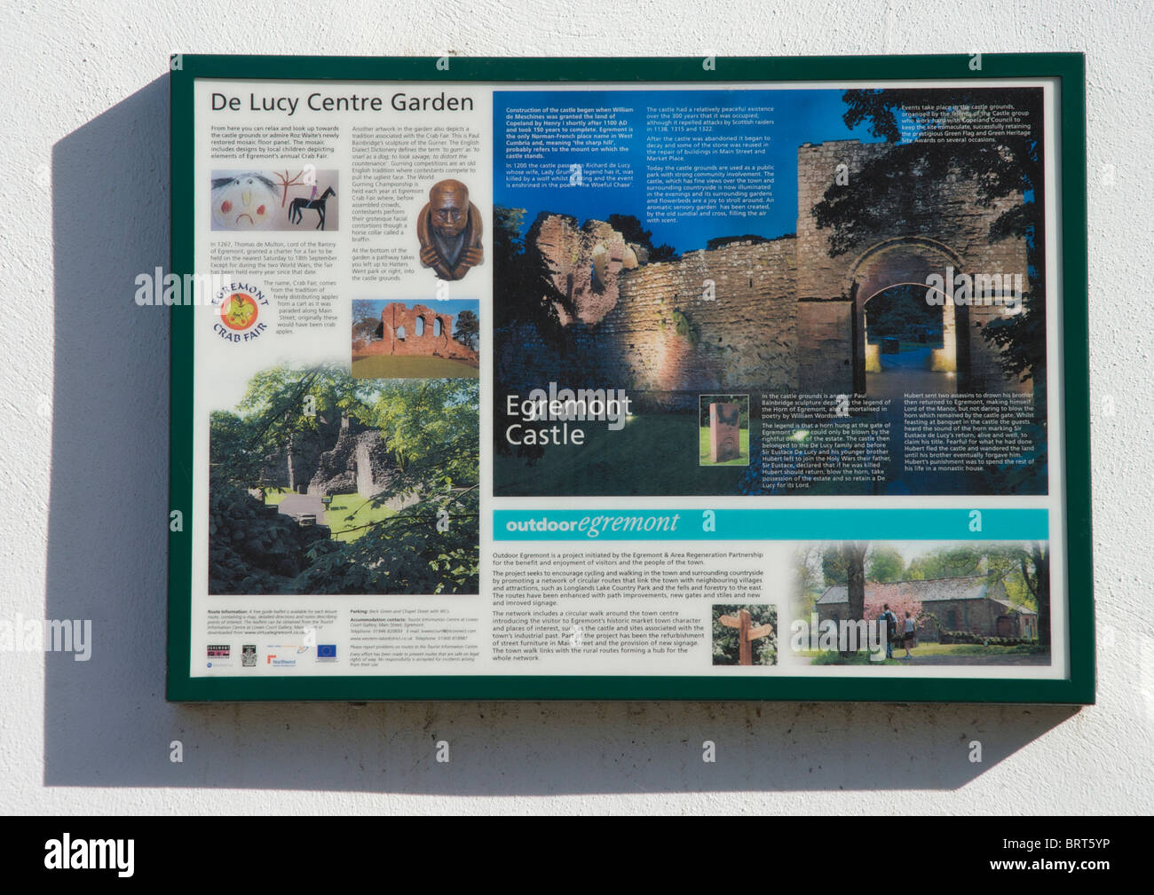 Placa mostrando los atractivos turísticos de la ciudad de Egremont, West Cumbria, Inglaterra Foto de stock