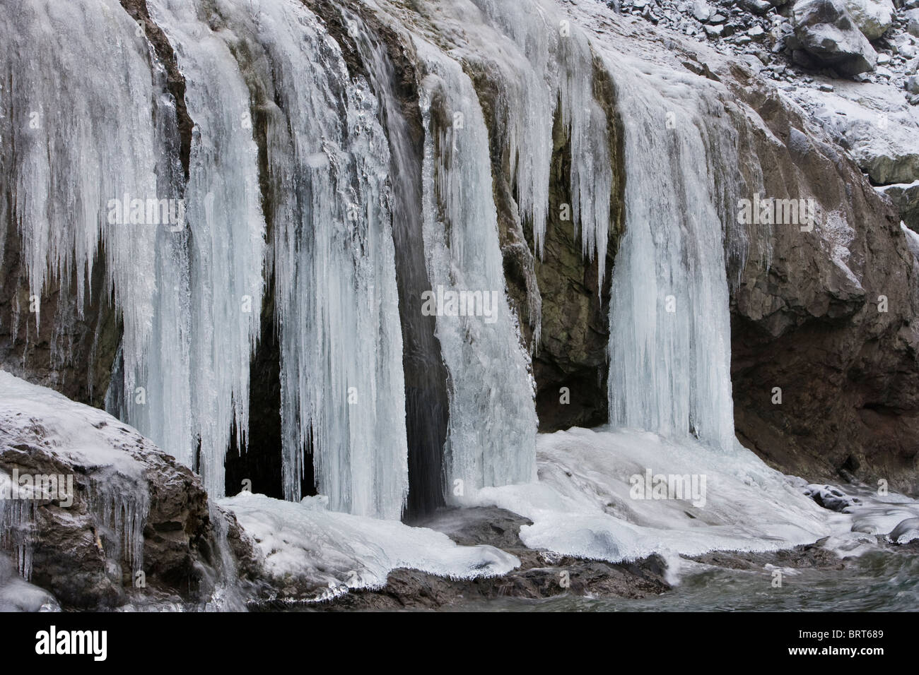 El hielo se abraza a la pared del cañón debajo de Snoqualmie Falls, Snoqualmie, Washington. Foto de stock
