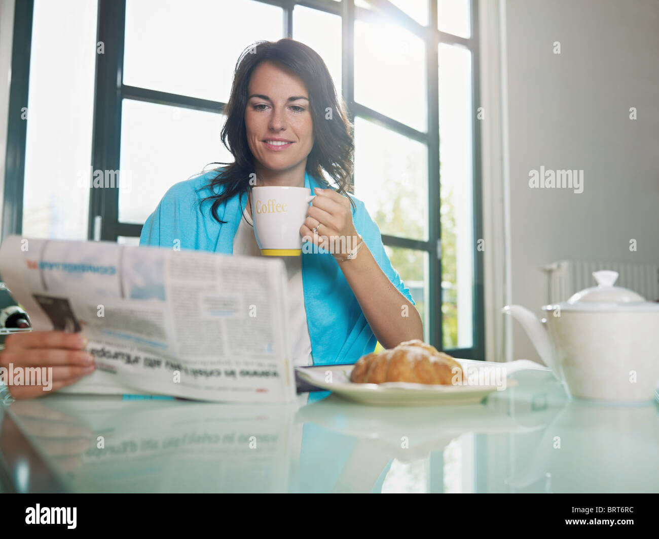 Mujer adulta media bebiendo café y leer noticias. De forma horizontal, espacio de copia Foto de stock