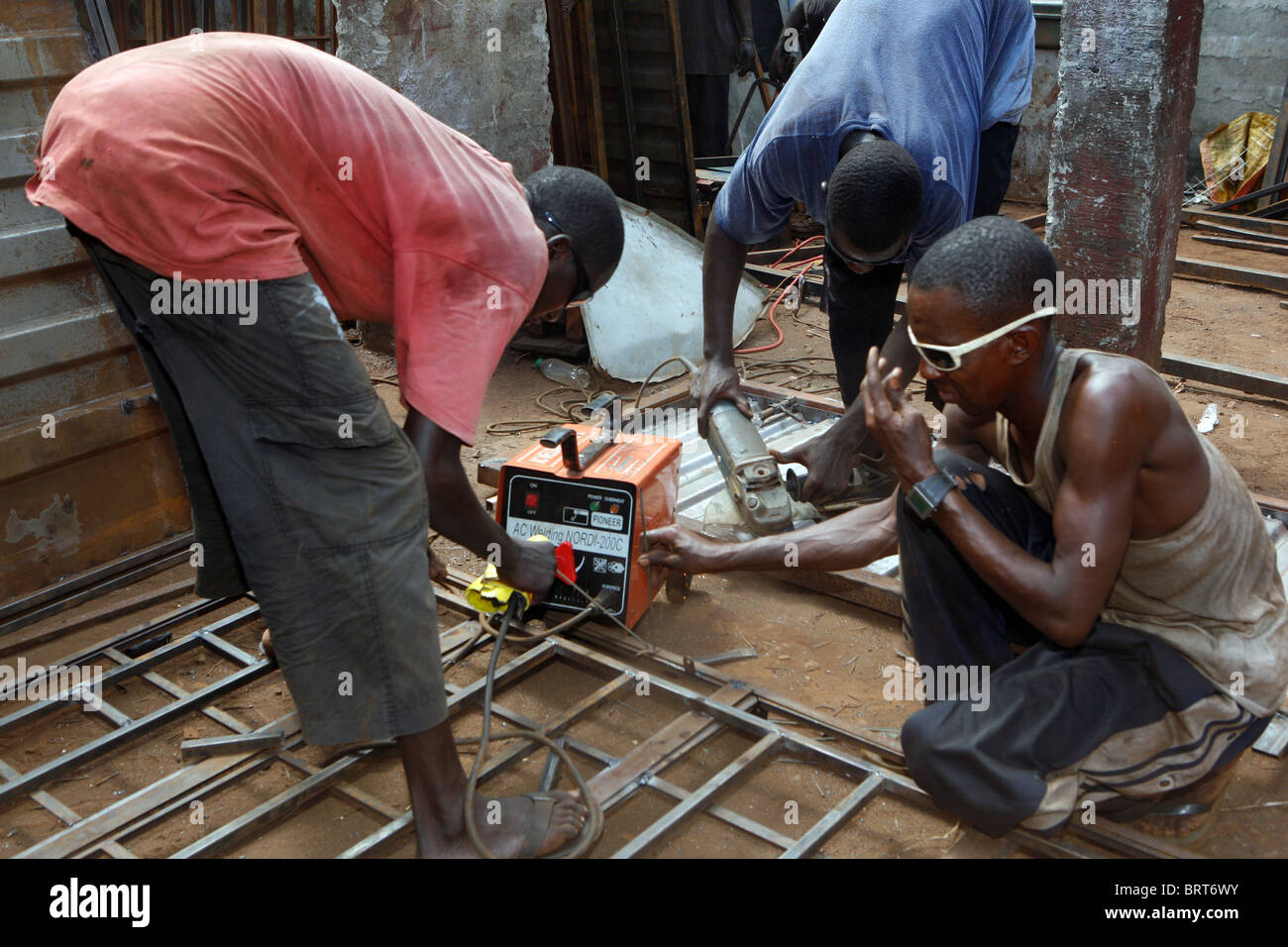 Soldadores en taller metalúrgico Freetown, Sierra Leona, África occidental Foto de stock