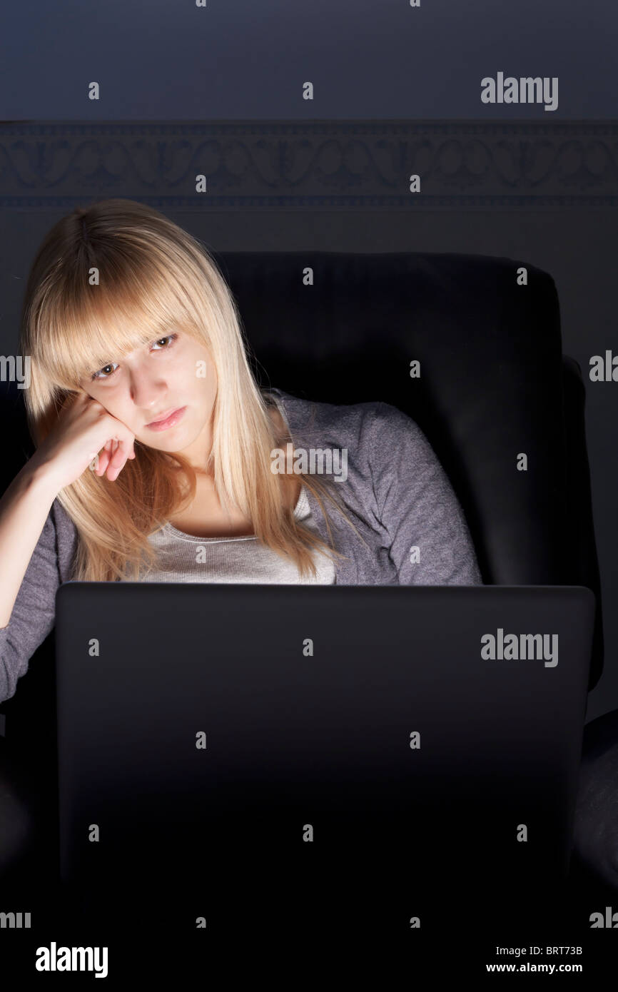 Mujer con un portátil aburrido Foto de stock