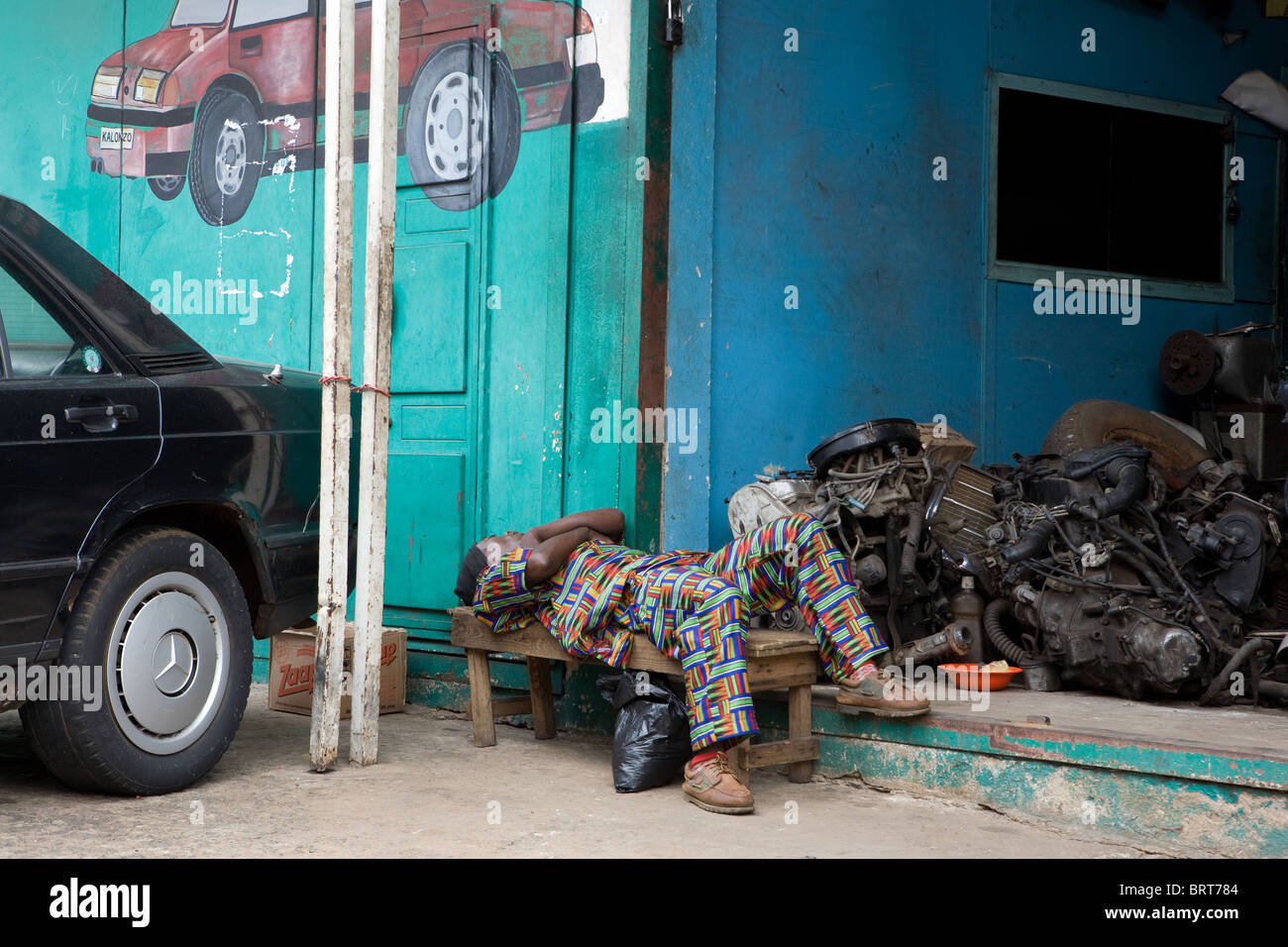 Descansando en el taller mecánico de motores, Freetown, Sierra Leona, África occidental Foto de stock