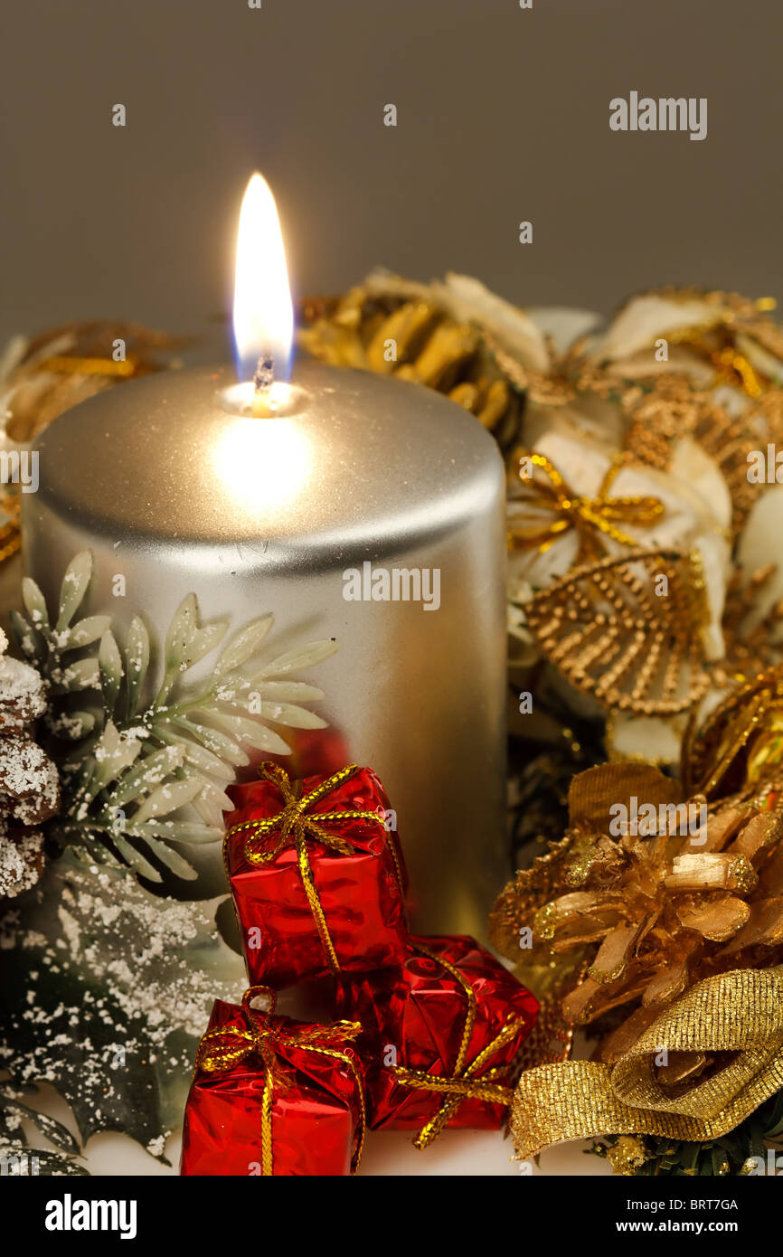 Vela de oro árbol de navidad fotografías e imágenes de alta resolución -  Página 2 - Alamy