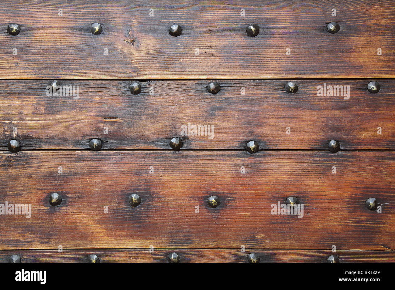 Superficie de madera con clavos, un fondo Foto de stock