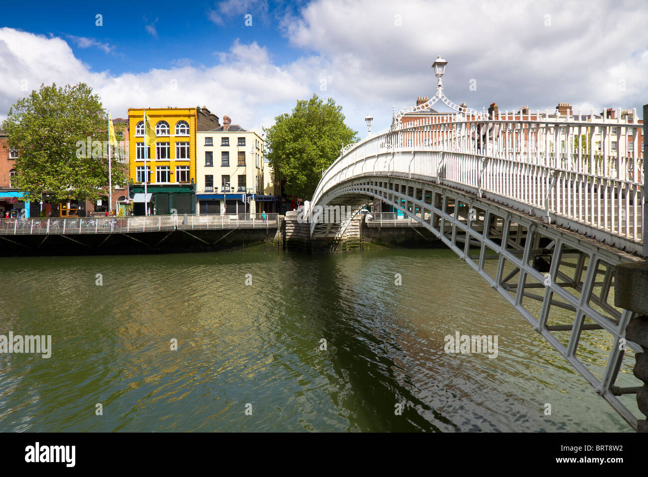 Dublín - landmark Ha'Penny Bridge sobre el río Liffey Foto de stock
